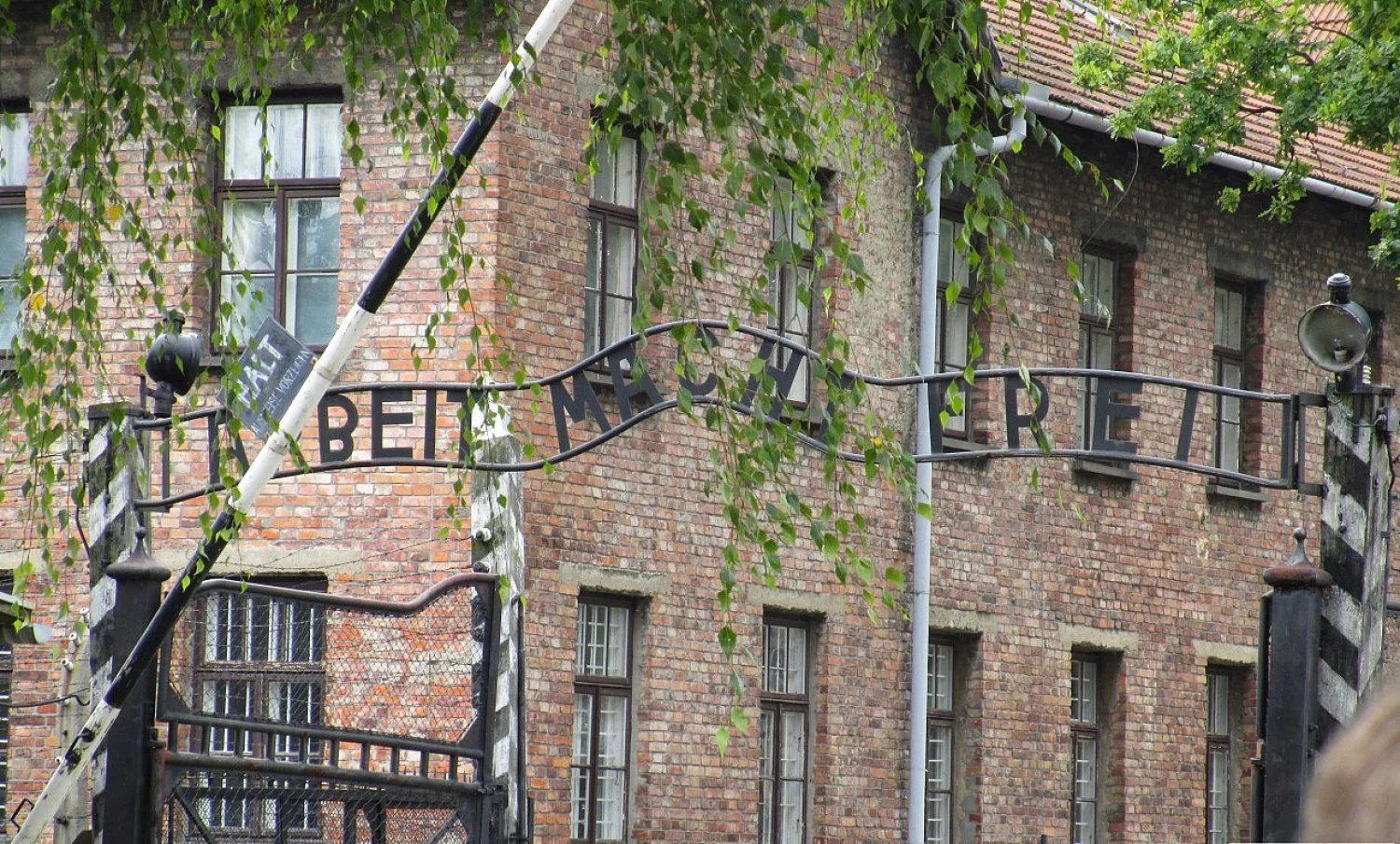 Das zynische und menschenverachtende Motto der Konzentrationslager (wie hier in Auschwitz) lautete unter anderem Arbeit macht frei.