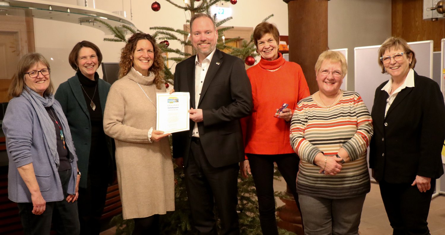 Global denken, lokal handeln: Die Steuerungsgruppe und ihre Leiterin Bixi Scheffler (Dritte von links) freuen sich mit Bürgermeister Christian Litzinger über die Re-Zertifizierung Gelnhausens als Fairtrade-Stadt. 