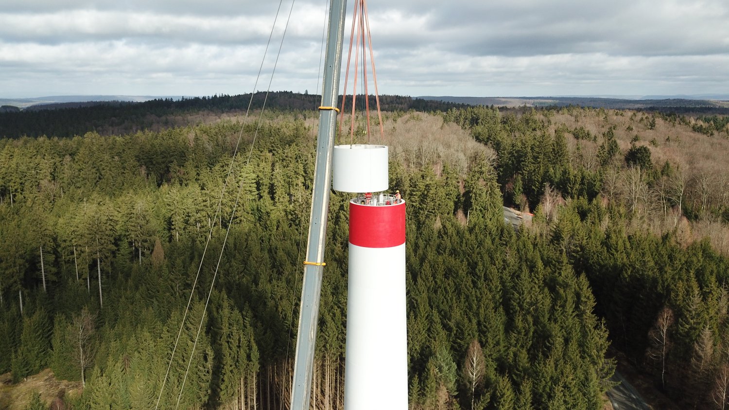 Aufbau einer Windkraftanlage/Windpark Roßkopf im Spessart.
