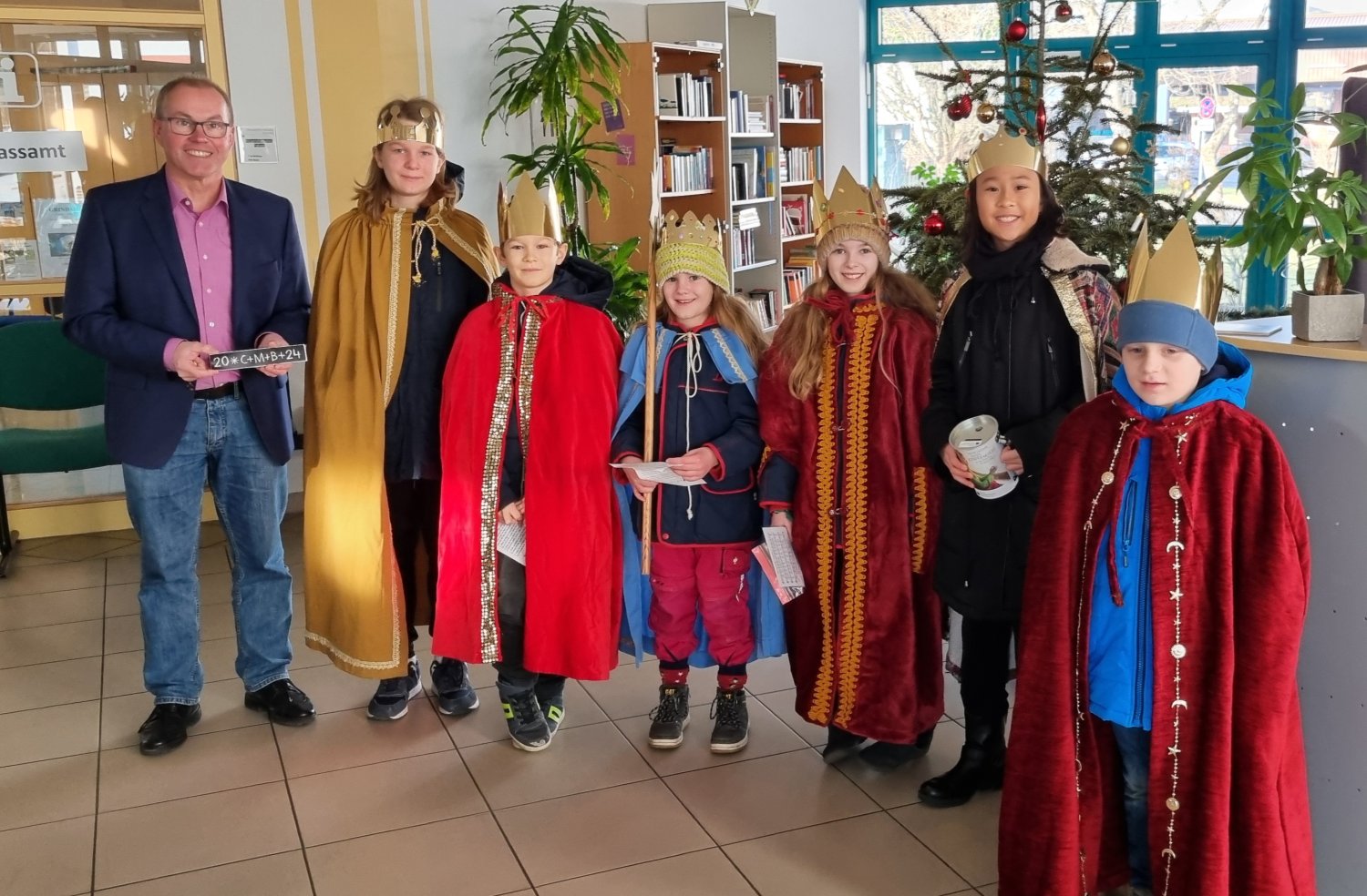 Bürgermeister Gerald Helfrich freute sich über den Besuch der Sternsinger der Kirchengemeinde St. Raphael/ Christkönig Gründau und dankte ihnen mit einer Geldspende und Süßigkeiten für die Lieder und Segenssprüche.