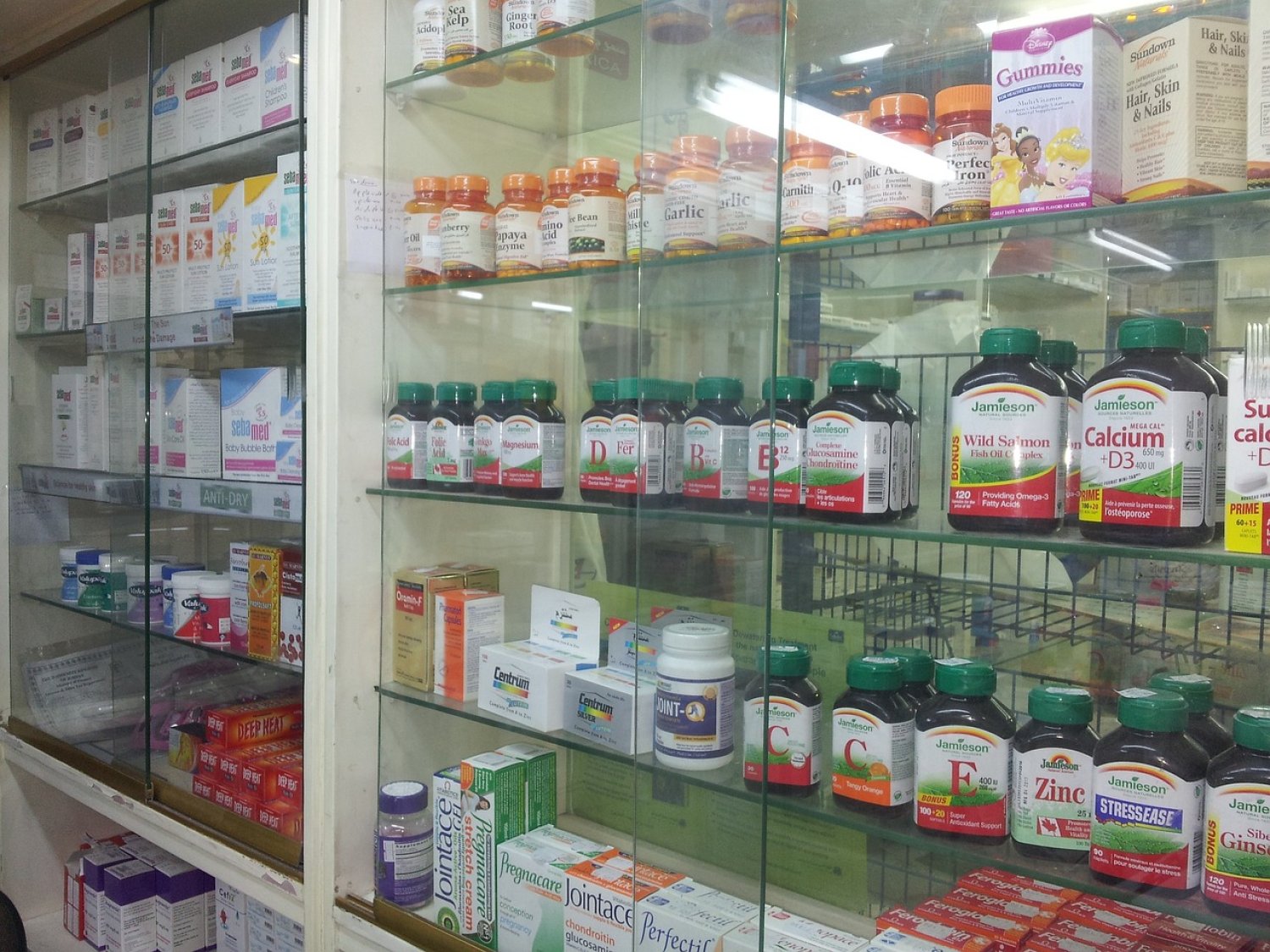 Die Zahl der öffentlichen Apotheken in Hessen ist in den vergangenen zehn Jahren um zwölf Prozent gesunken.