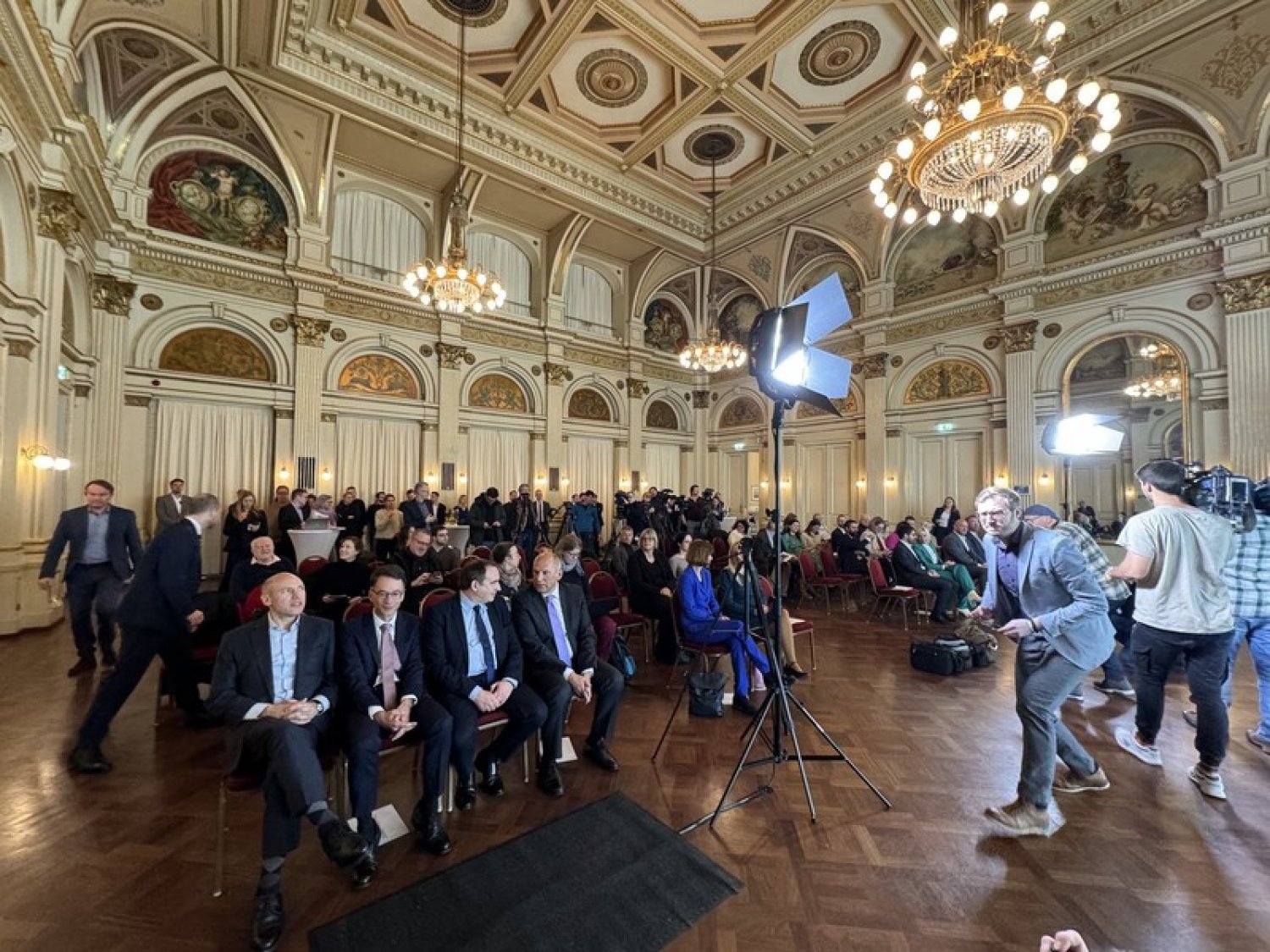 In der Casino-Gesellschaft: Rhein und Faeser präsentieren Landesregierung Fotos: Hendrik Urbin