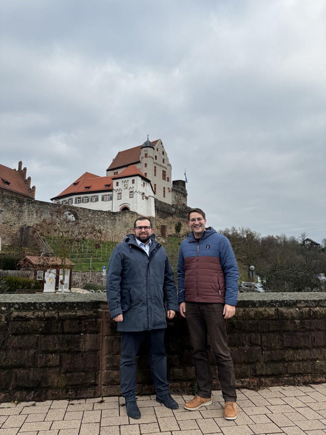 Waldemar Gogel (links), Stephan Noll (rechts). Beide loben dabei die gute und konstruktive Zusammenarbeit.