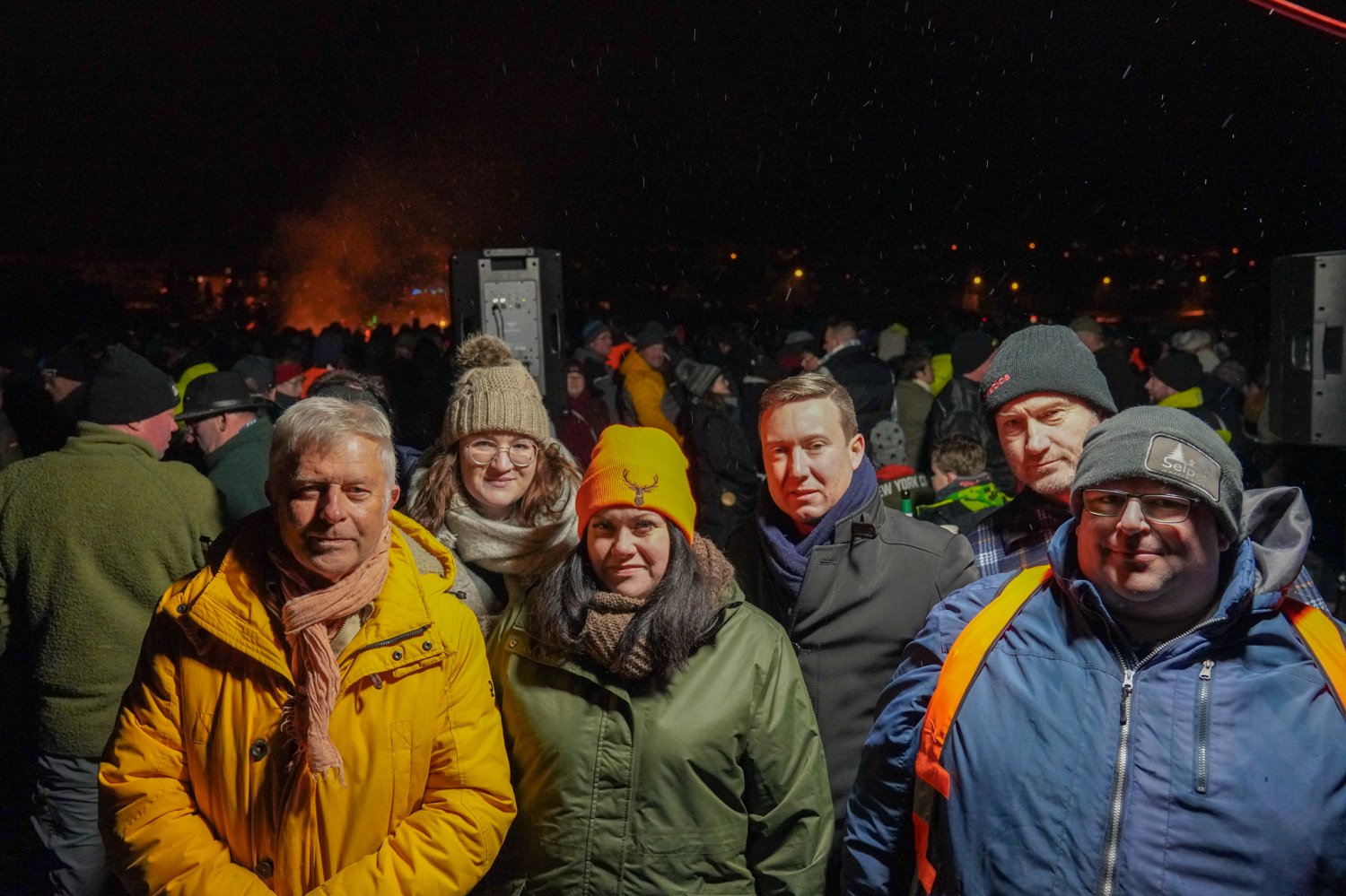 Unter anderem Magistratsmitglied Jürgen Heil (links) und Bürgermeister Matthias Möller (Vierter von links) bekundeten ihre Solidarität. Die Mahnwache organisiert hatten (von links) Sarah Eiffert, Svenja Müller, Ulrich Klein und Steffen Hofmann.