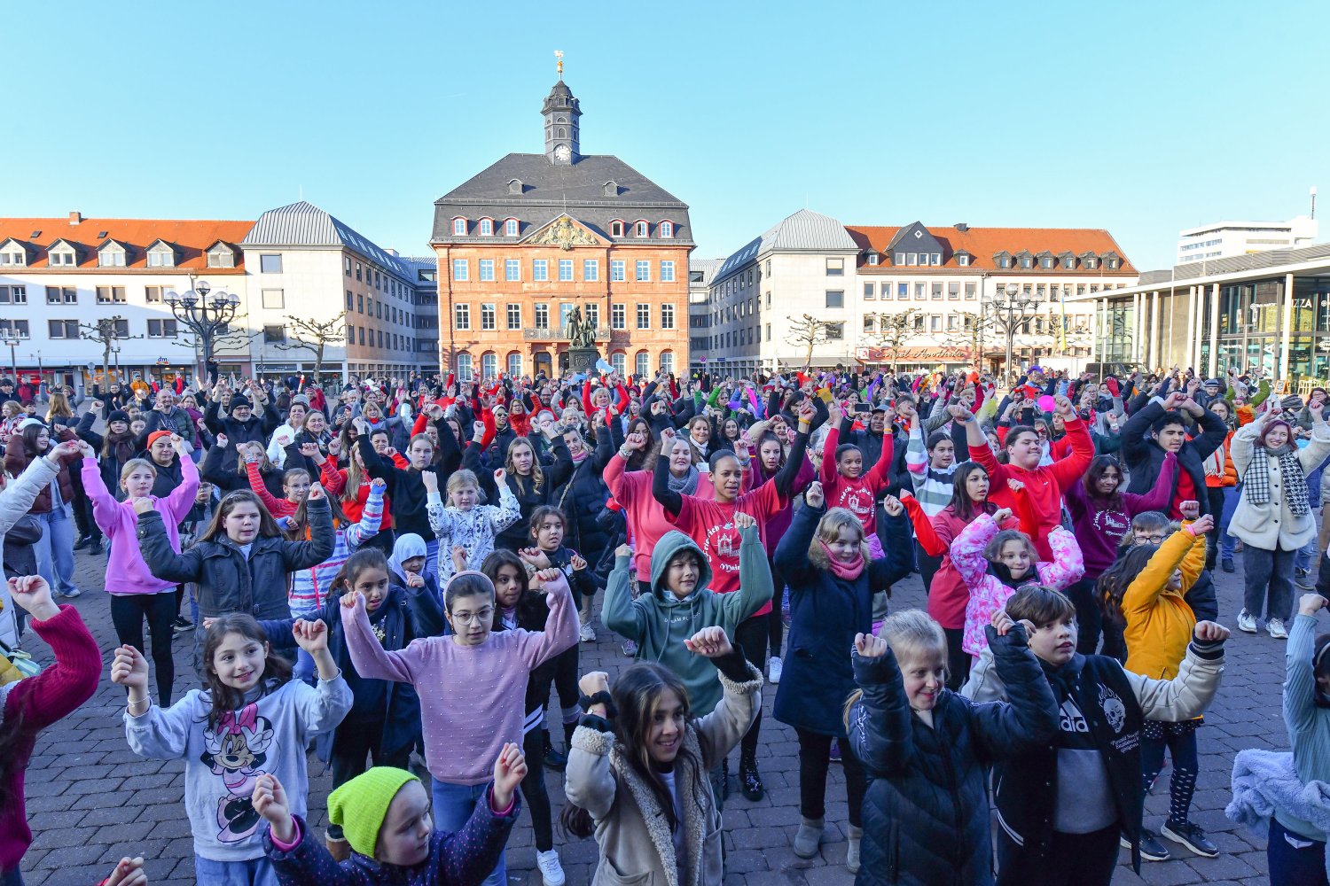 Unter dem weltweiten Motto One Billion Rising wird am Mittwoch, 14. Februar 2024, auch in Hanau wieder gemeinsam getanzt...