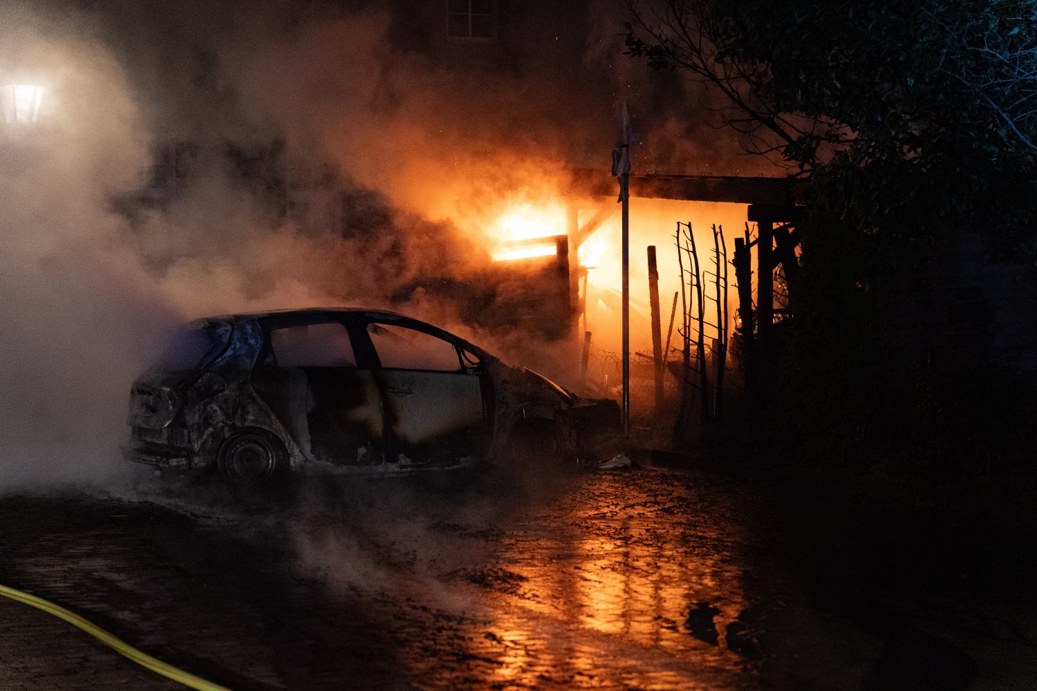Die Feuerwehr Langenselbold wurde am frühen Dienstagmorgen um 6:25 Uhr zu einem brennenden Elektrofahrzeug an einer öffentlichen Ladesäule vor dem Rathaus alarmiert.