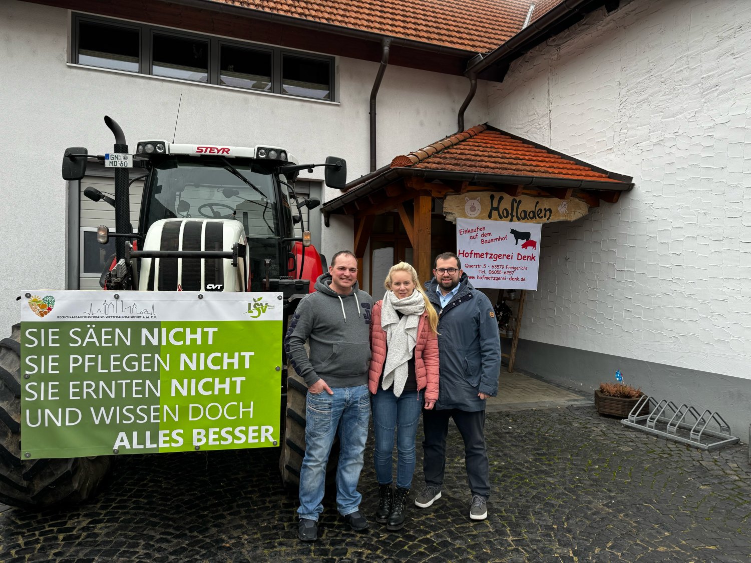 Freigerichts Bürgermeisterkandidaten Waldemar Gogel imGespräch mit den Landwirten Mona und Markus Denk.
