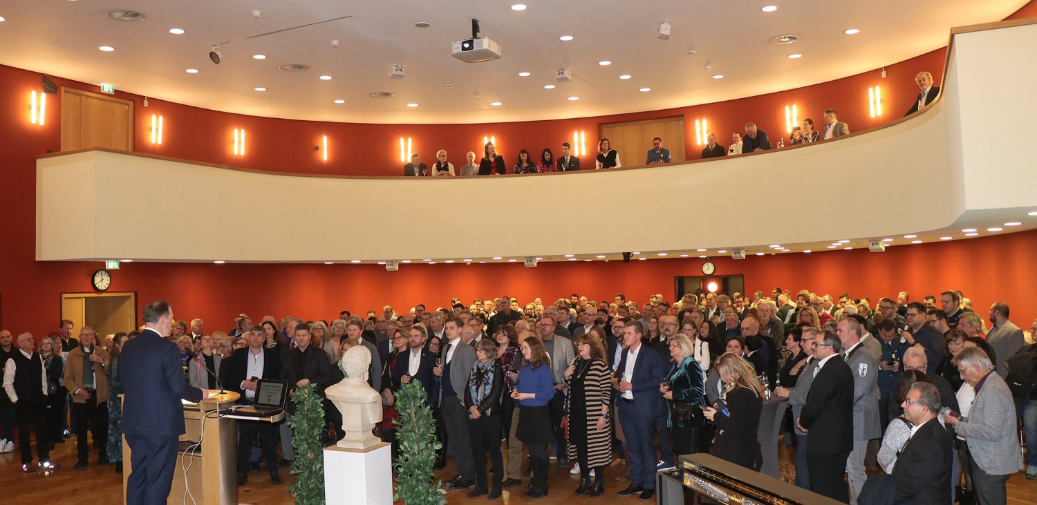 Volles Haus: Nahezu 400 Gäste kommen zum Neujahrsempfang im Foyer und im Barbarossasaal des Main-Kinzig-Forums.