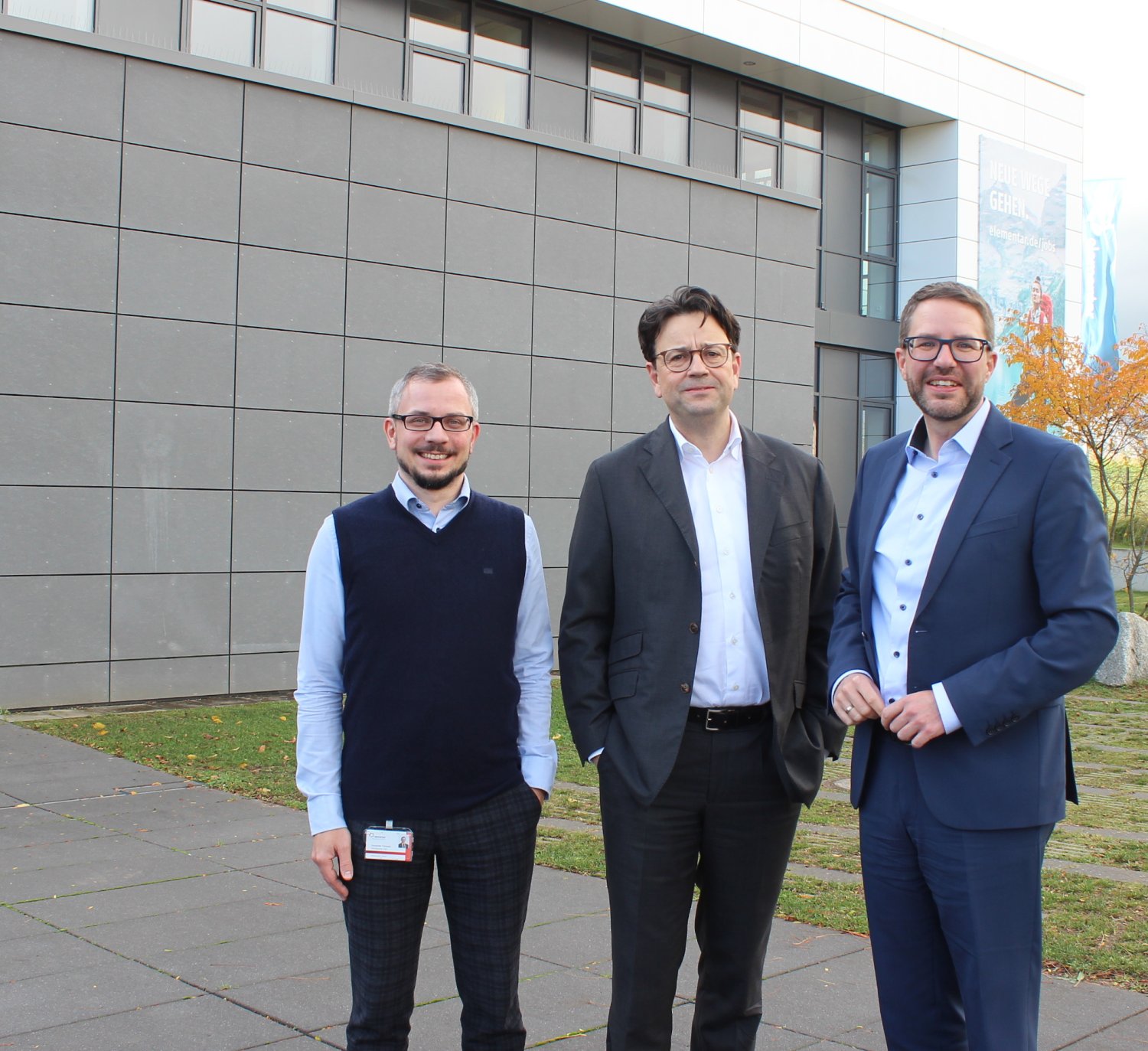 Landrat Thorsten Stolz (rechts) mit Elementar-Geschäftsführer Albrecht Sieper (Mitte) und Alexander Turowski (Head of Finance & Commercial Operations).
