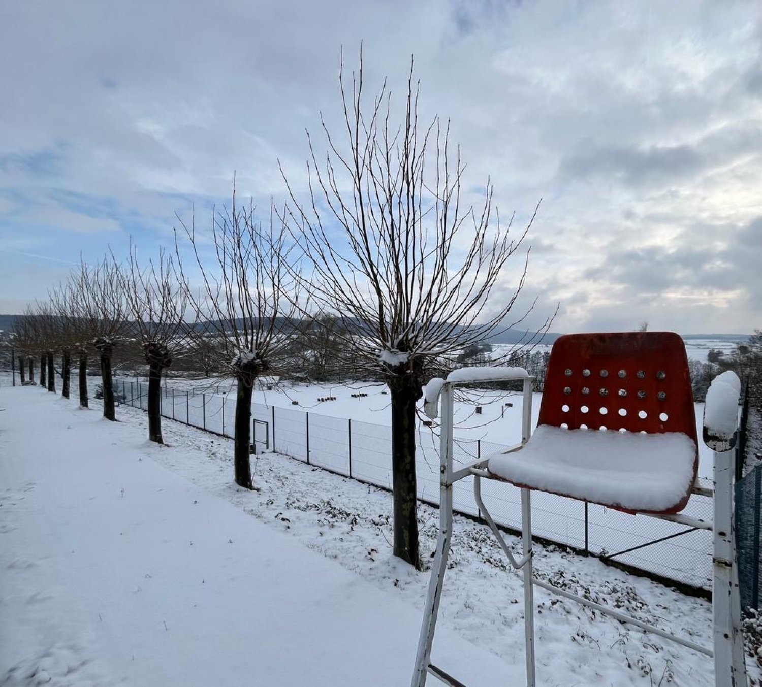 Noch ist der Schiedsrichterstuhl verwaist und die Tennisanlage im Winterschlaf.
