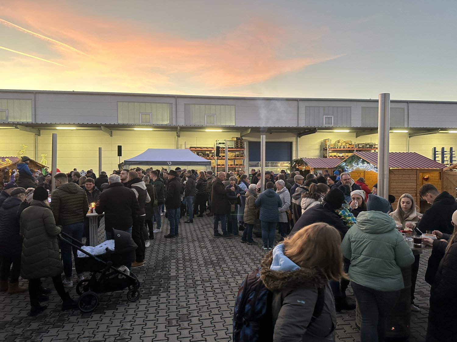 Die bezaubernde Atmosphäre des HKS-Weihnachtsmarkts verlieh dem Ereignis einen besonderen Charme.