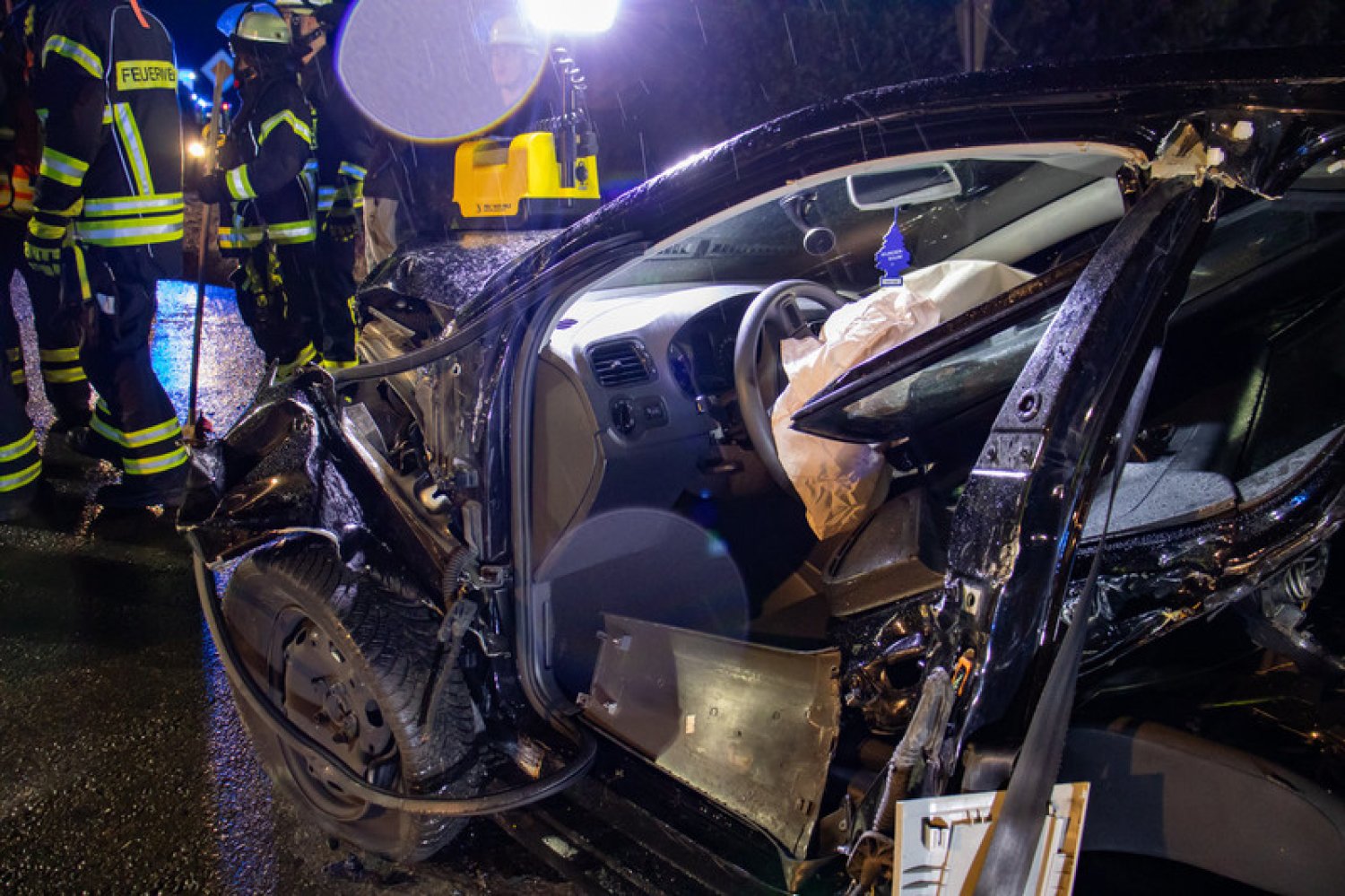 Schwerer Verkehrsunfall am Dienstagabend auf der Landstraße 3195 bei Niederissigheim mit vier Fahrzeugen.