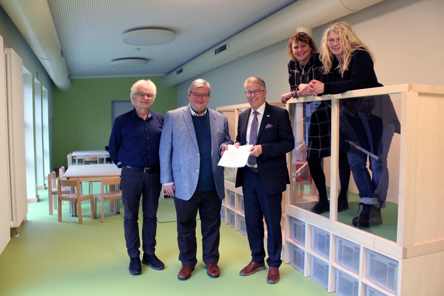 Bei der Übergabe des Förderbescheids (von links): Stadtrat Bernhard Acker, Bürgermeister Tobias Weisbecker, Kreisbeigeordneter Winfried Ottmann, Kita-Leiterin Monika Kailing und Susanne Wolf, Leiterin der Kleinkindbewahranstalt Stiftung Bad Orb.