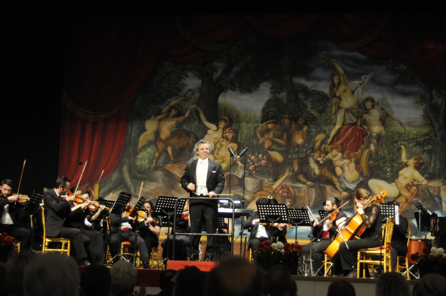 Geleitet von Dirigent Vasilis Tsiatsianis erleben die Gäste einen Mix aus Oper, Operette und weltbekannten Wiener Liedern.