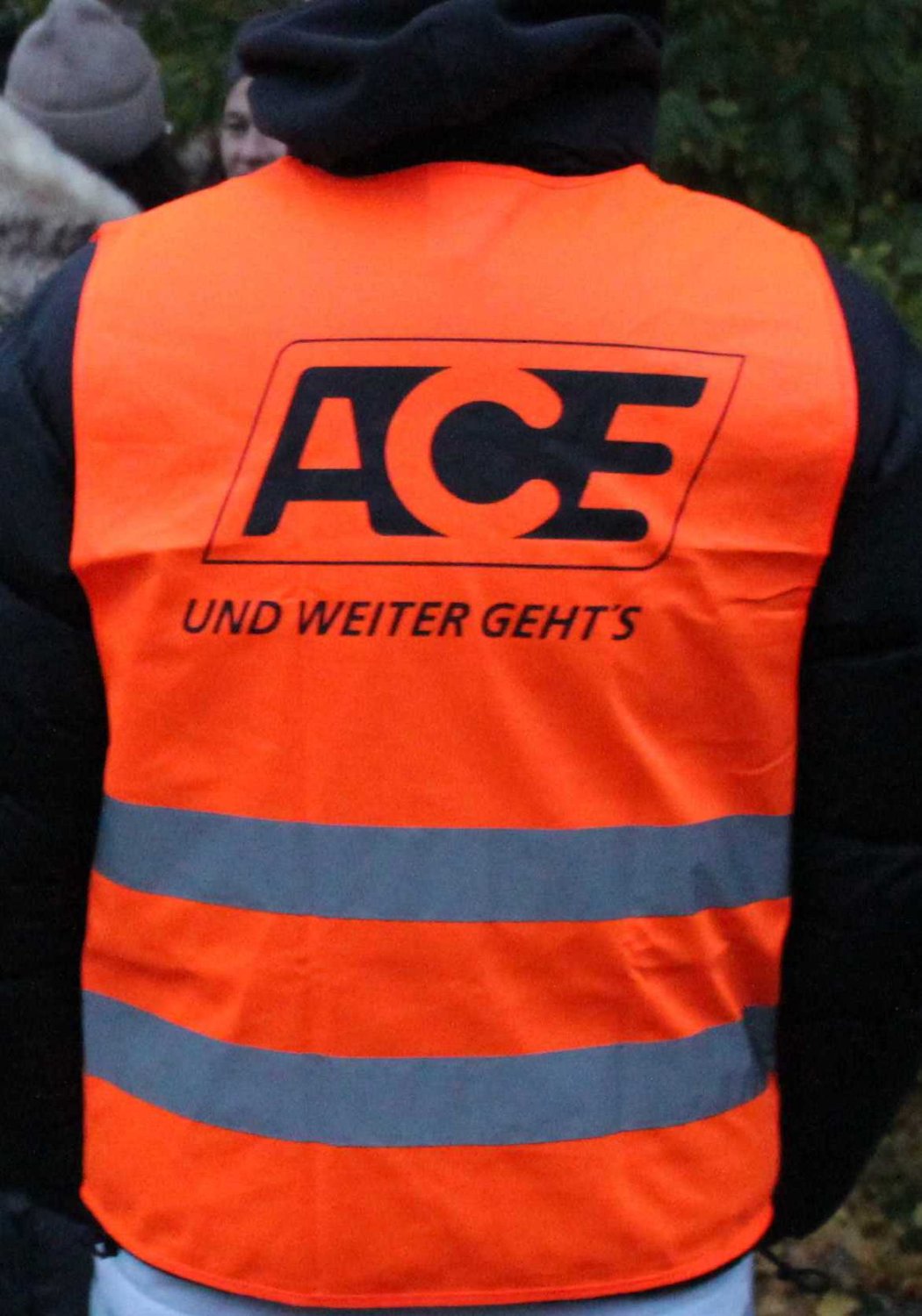 Warnwesten für Euch im Test: ACE und GTÜ prüfen Sichtbarkeit