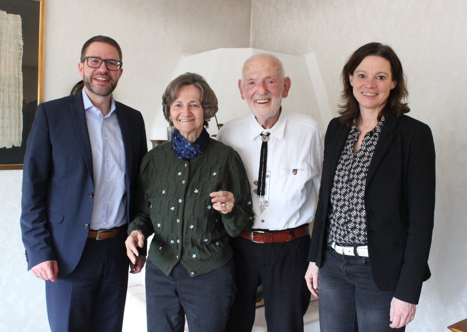 Landrat Thorsten Stolz und Bürgermeisterin Sylvia Braun gratulierten Elfriede und Günter Schmidt zur diamantenen Hochzeit.