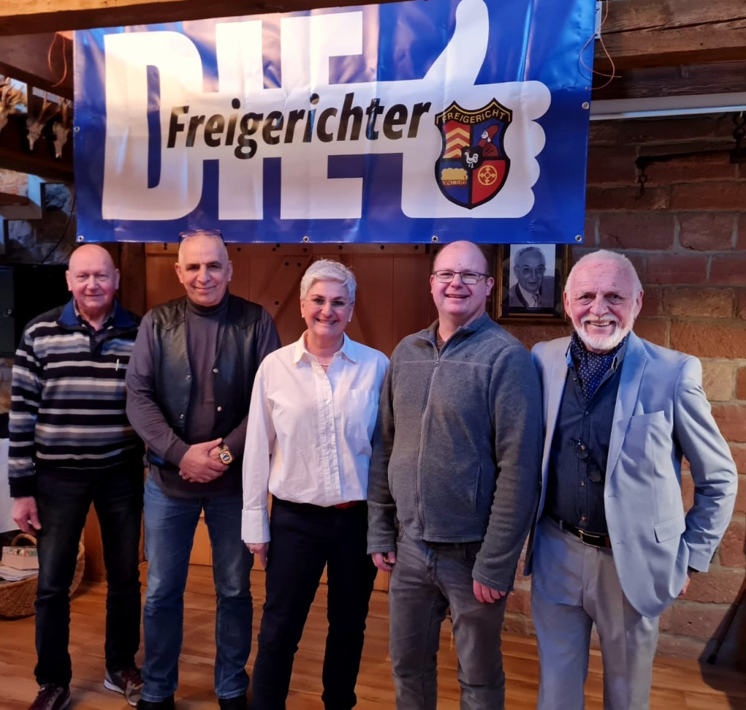 Das Bild zeigt in der Mitte die mit 100 Prozent gewählte Bürgermeisterkandidatin Carmen Brönner mit Josef Pagitsch, Heinz Niereisel, Martin Pagitsch, Ortwin Hackenberg (vli.) 
