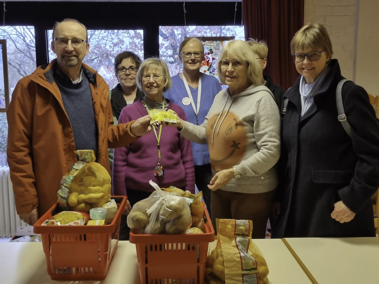 Pfarrer Heider (links), Petra Ensberg (zweite von rechts), Katharina Feyll (rechts, beide vom Tauschring) und weitere Helferinnen der Essensbank.