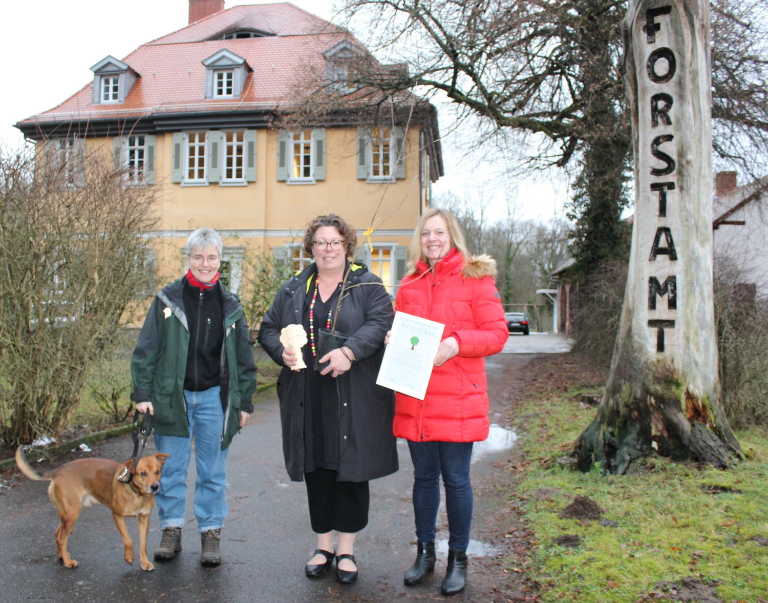 Ein Setzling als Geschenk statt Blumensträuße: Der Main-Kinzig-Kreis um Amtsleiterin Katrin Hess und Erste Kreisbeigeordnete Susanne Simmler kooperieren dazu mit HessenForst (von rechts).