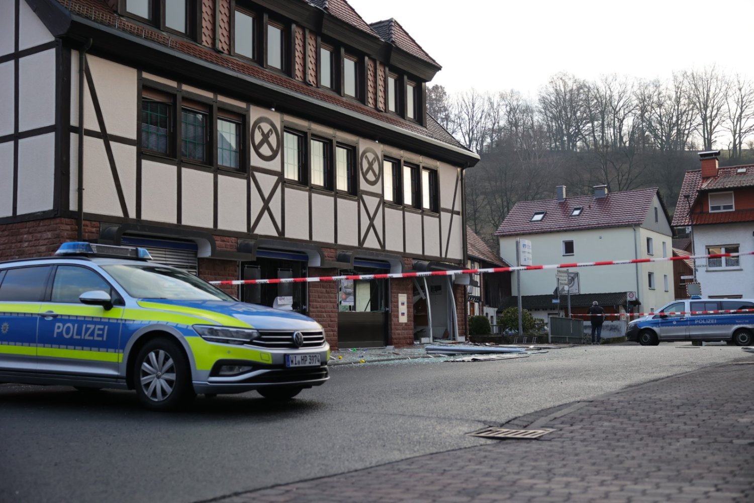 Erneut haben Geldautomatensprenger im östlichen Main-Kinzig-Kreis zugeschlagen und am frühen Mittwochmorgen, gegen 2.45 Uhr, einen Automaten einer Bank in der Orber Gasse im Jossgrunder Ortsteil Oberndorf zur Detonation gebracht.