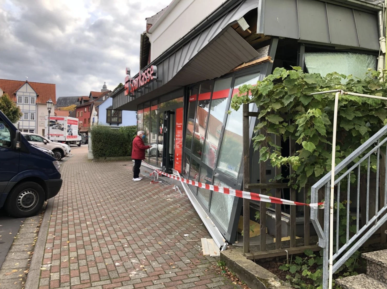 Nach der dritten Geldautomatensprengung innerhalb von einer Woche im Main-Kinzig-Kreis zieht die Kreissparkasse Gelnhausen die Reißleine.