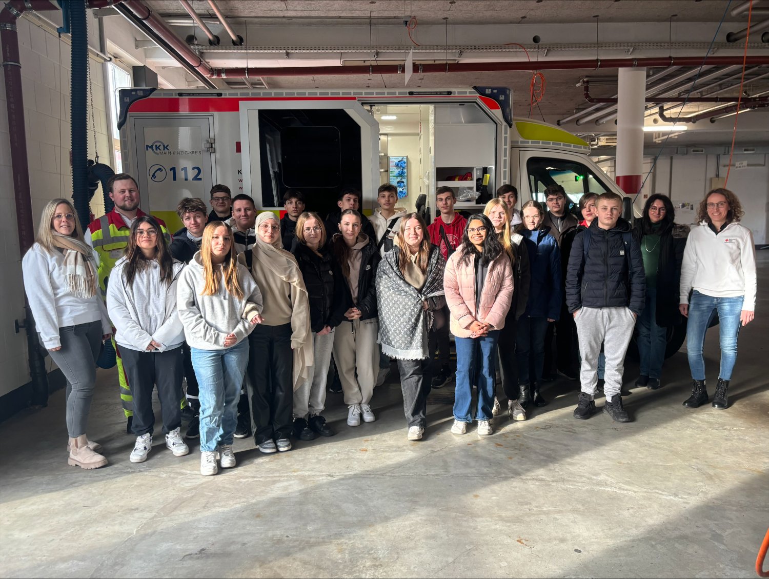 Personalreferentinnen Adriana Bauer und Carmen Kleuderlein hießen die Schülerinnen und Schüler der Klasse 8a in Begleitung ihrer Klassenlehrerin Natalia Schrein sowie Julia Czech, Pädagogische Leitung, im Henry-Dunant-Haus in Gelnhausen willkommen.