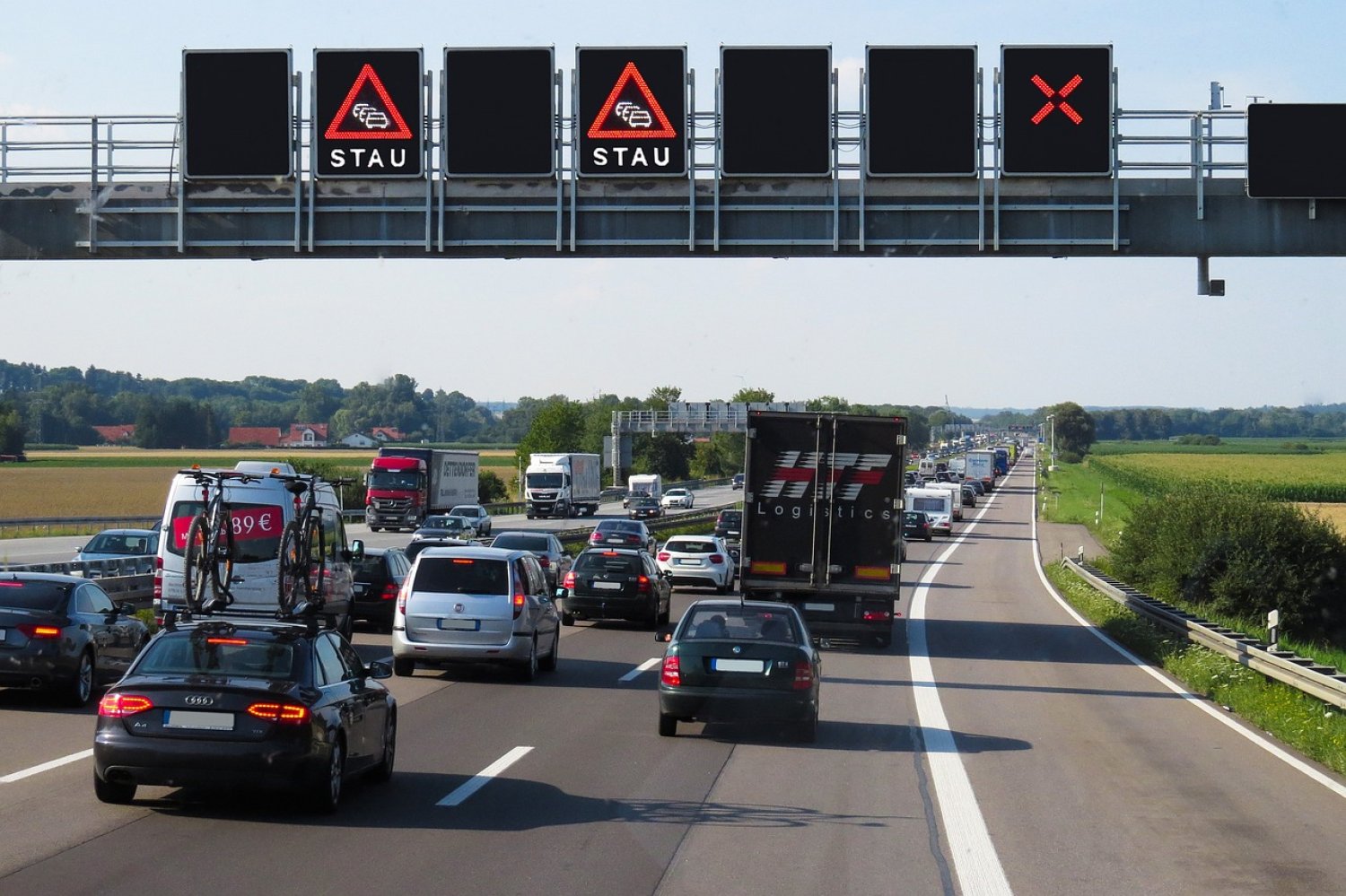 Autofahrerinnen und Autofahrer standen 2023 in Hessen deutlich länger im Stau als noch im Jahr 2022. 