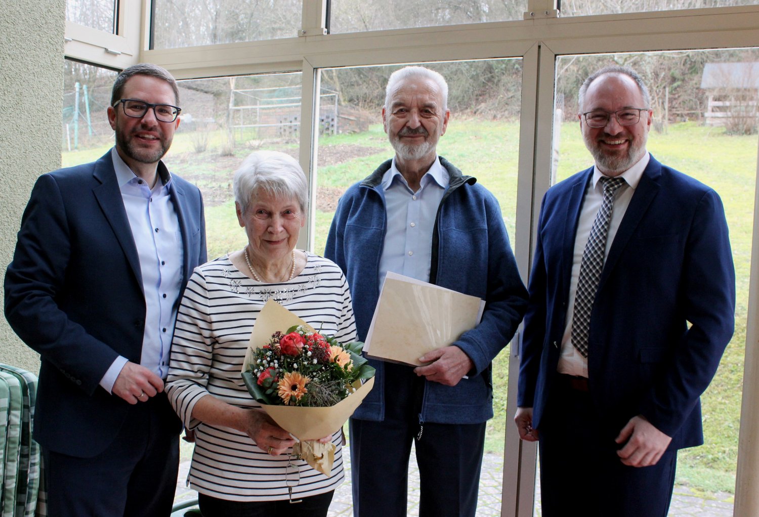 Landrat Thorsten Stolz (links) gratulierte gemeinsam mit Bürgermeister Matthias Schmitt dem Ehepaar Maria und Horst Winkler zur Diamanthochzeit.   