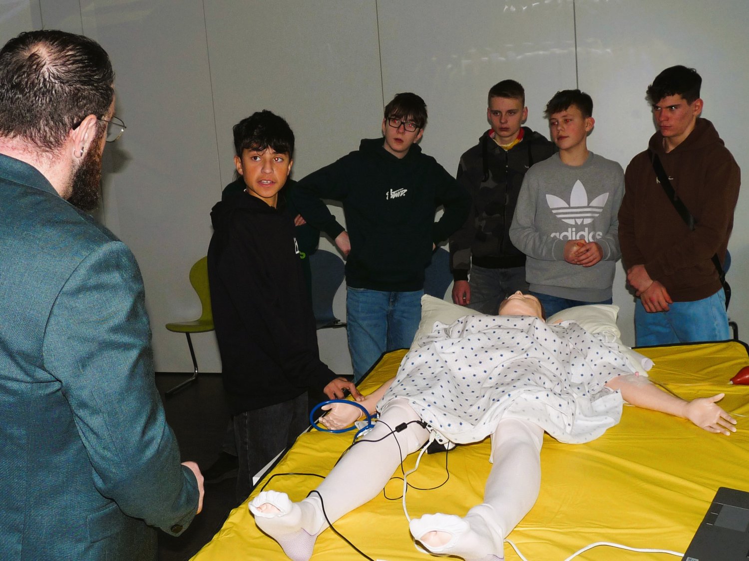 An der Puppe Nursing Anne üben Schüler, den Puls zu fühlen -  und den Wert auch gleich richtig einzuordnen.