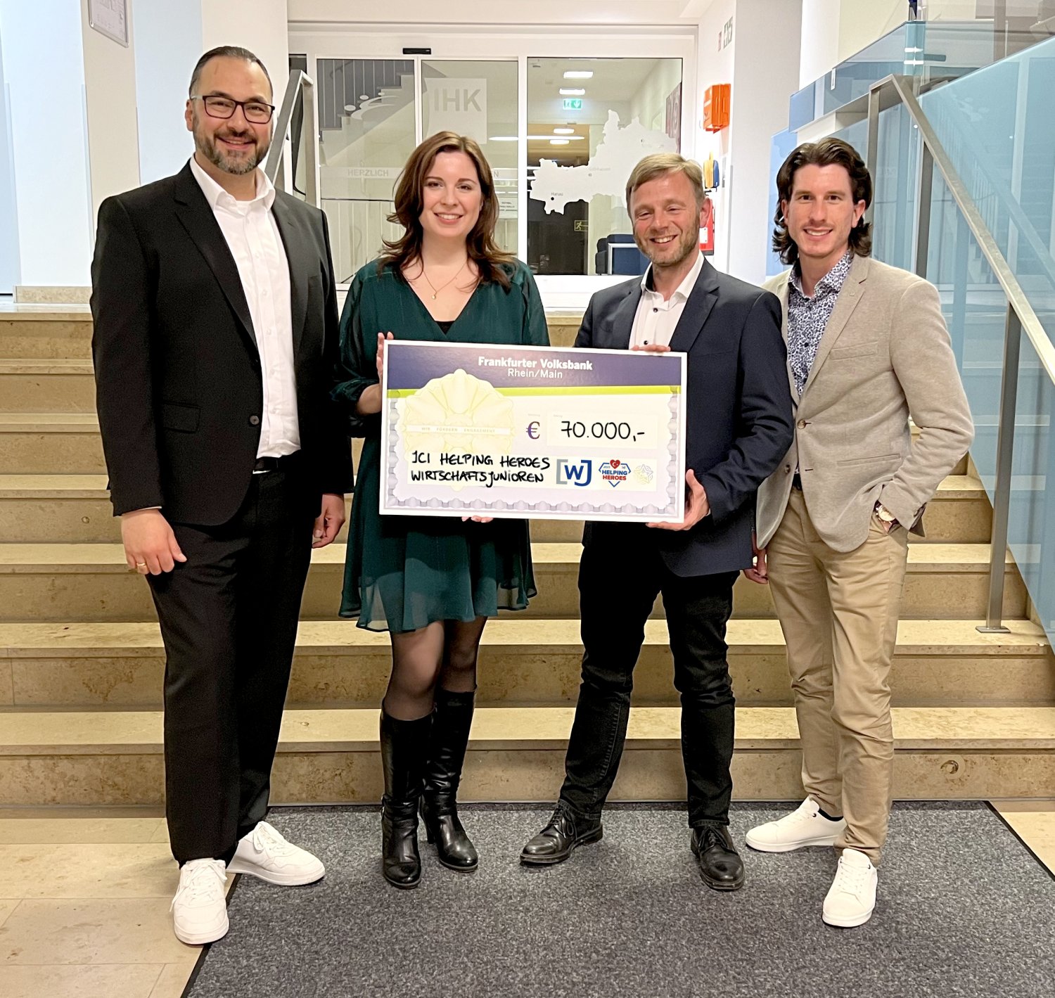 V.l.n.r.: Ömer Özbekler (Projektinitiator), Stefanie Schietzold (WJ-Hanau-Sprecherin 2023), Reiner Schmidt (Libertas Stiftung) und Florian Obermeier (WJ-Hanau-Sprecher 2023).