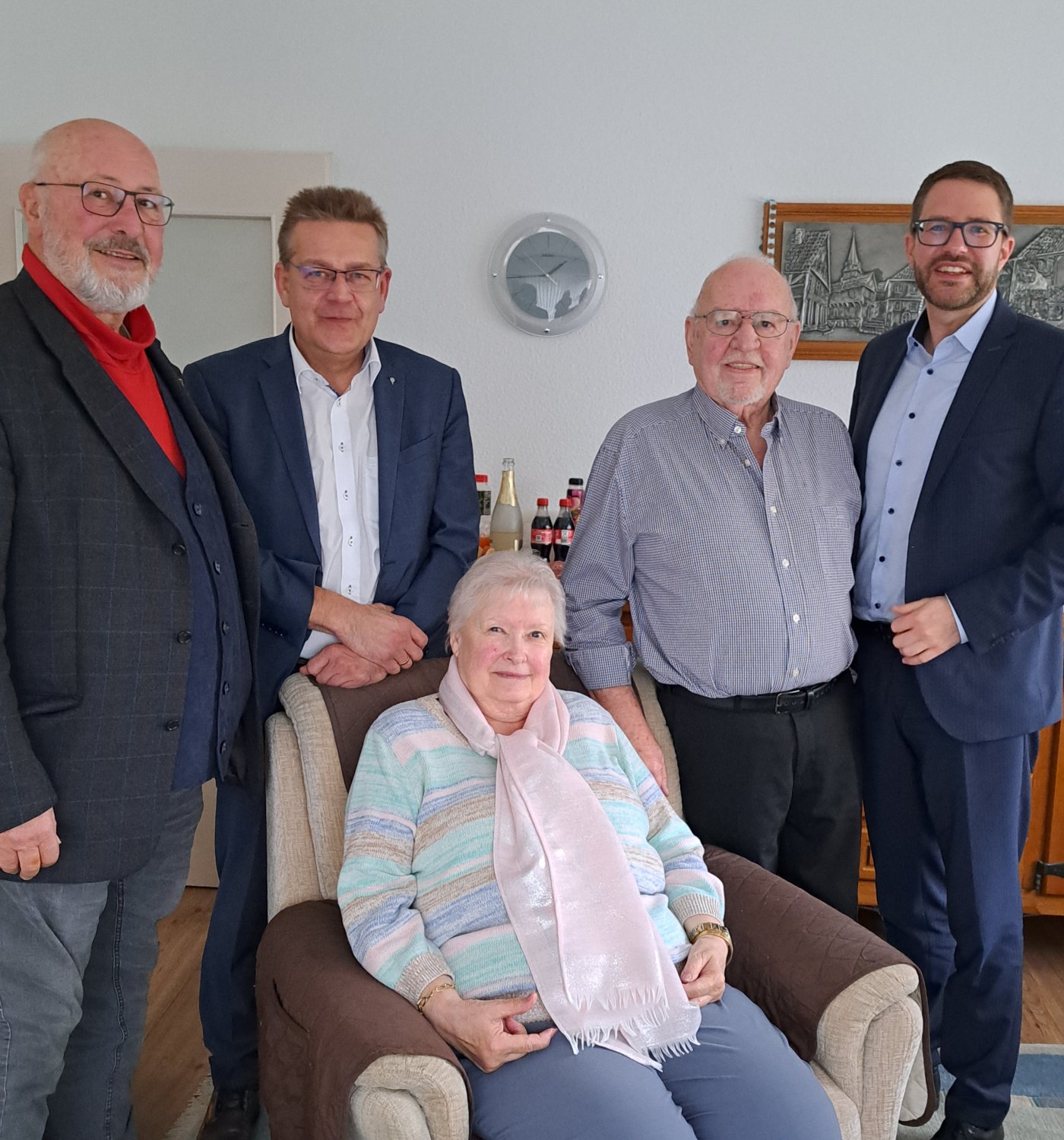 Landrat Thorsten Stolz (rechts), Bürgermeister Stefan Erb (Zweiter von links) und Stadtverordnetenvorsteher Christian Scholz (links) gratulierten Brigitte und Karl Schlingloff aus Erlensee zum Fest der diamantenen Hochzeit.