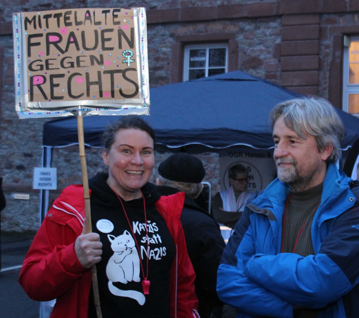 Die Bürgerinitiative Hand aufs Herz Langenselbold lud zur Kundgebung Rund 400 Teilnehmer*innen vor dem Rathaus in Langenselbold.