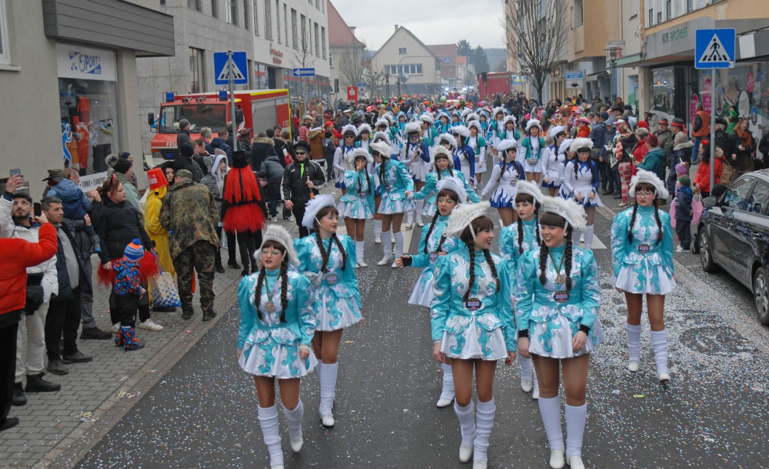 Am Fastnachtssonntag schlängelte sich wieder der bunte Lindwurm durch die Straßen der Bergwinkelstadt.