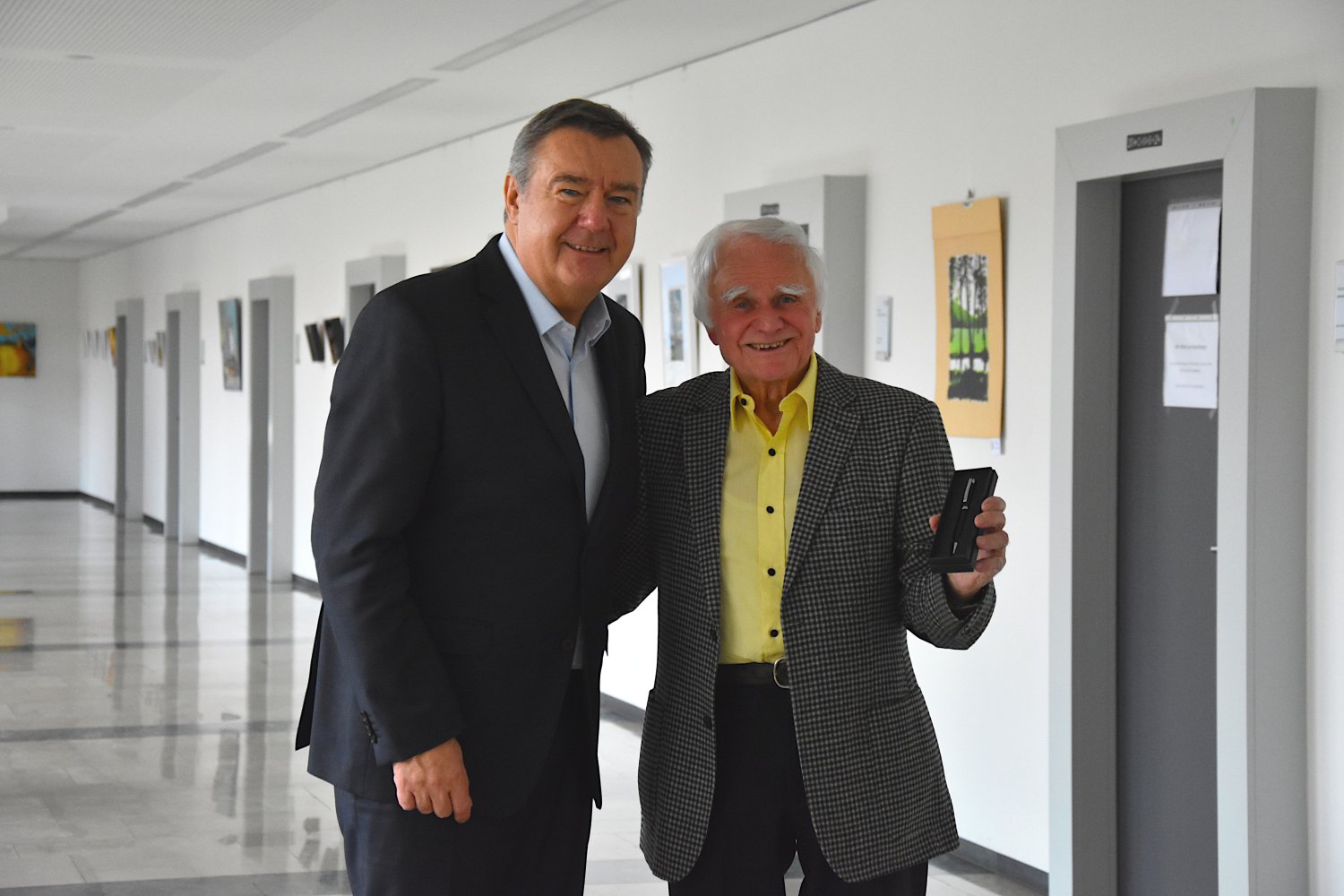 Auf Einladung von Oberbürgermeister Claus Kaminsky (links) besuchte Artist Dieter Kretzschmar das Hanauer Rathaus und erzählte vor Ort einen Teil seiner bewegten Lebensgeschichte. 