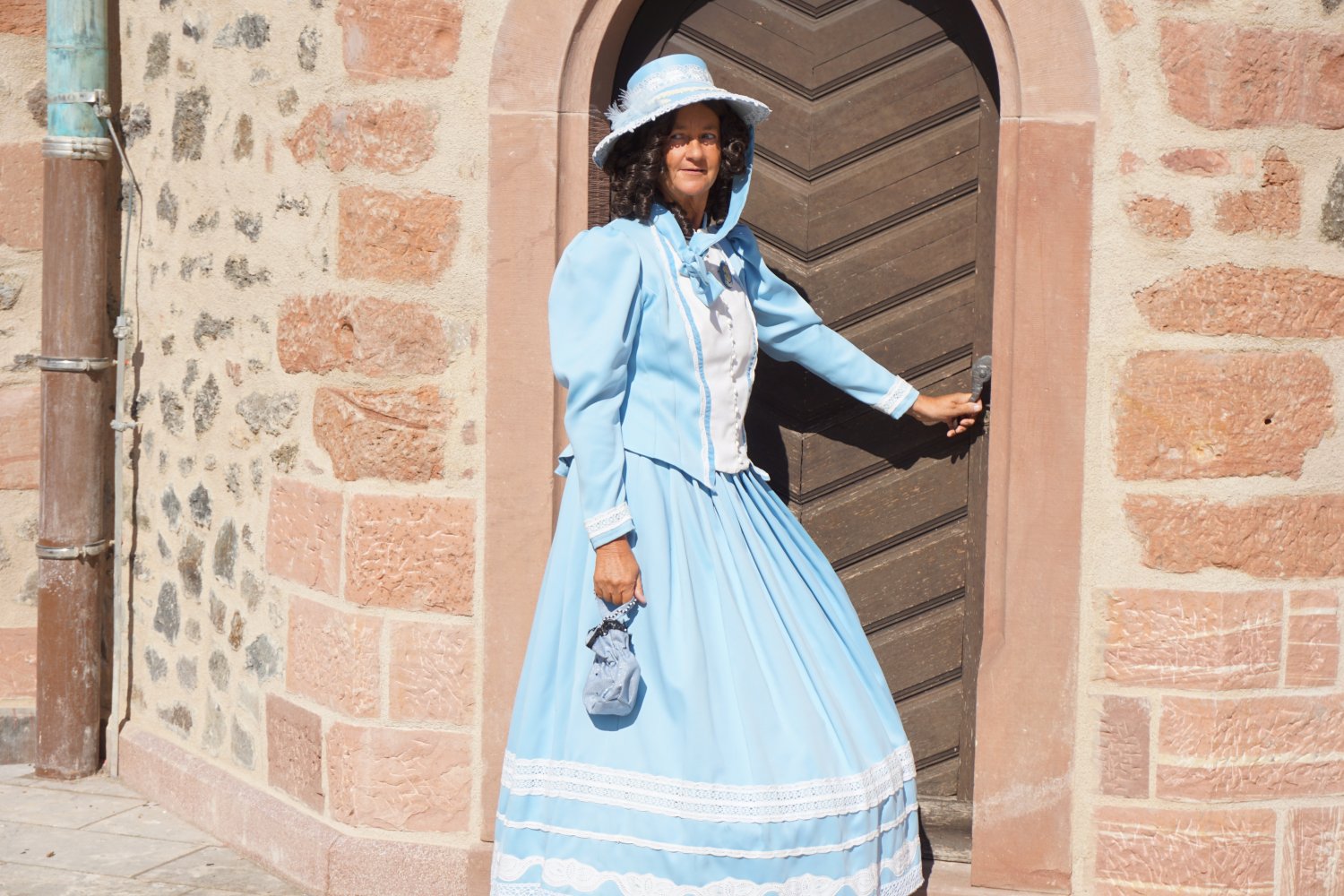 Stadtführerin Elke Henzler führt im historischen Kostüm auf die Spuren von Marie Hassenpflug durch Hanau.