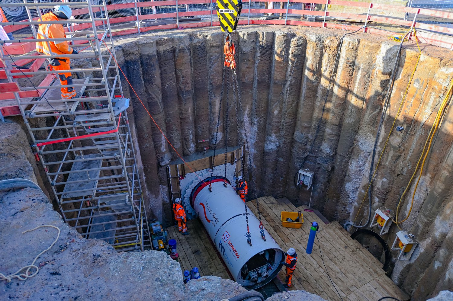 In den vergangenen Tagen und Nächten war die 40 Tonnen schwere Tunnelbohrmaschine im Einsatz. 240 Meter lang, 6 Meter unter den Gleisen am Hanauer Hauptbahnhof verläuft die insgesamt 2,5 Kilometer lange Stromtrasse.