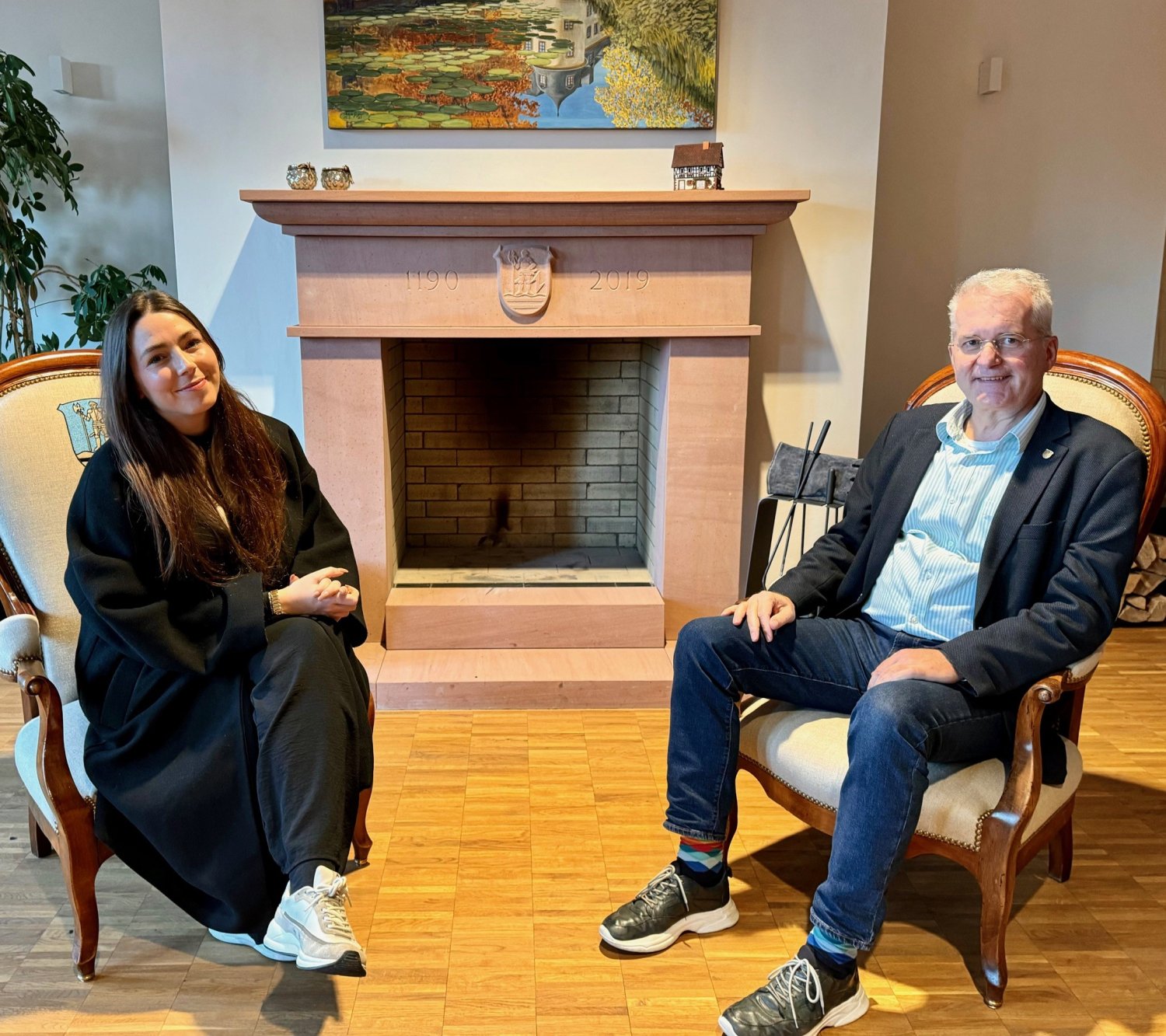 Die Wächtersbacher Influencerin Roxanne Grimm mit Bürgermeister Weiher