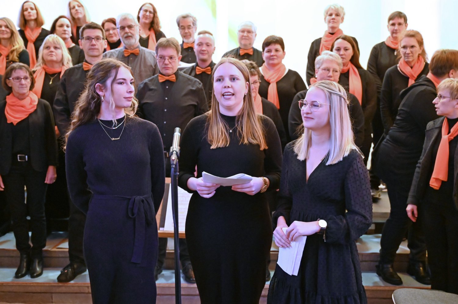 So proppenvoll, wie, mit Verlaub, die evangelische Kirche der Kirchengemeinde am Landrücken Kinzigtal in Wallroth auch nicht an Weihnachten ist, war sie beim Jubiläumskonzert des Chores New Spirit.