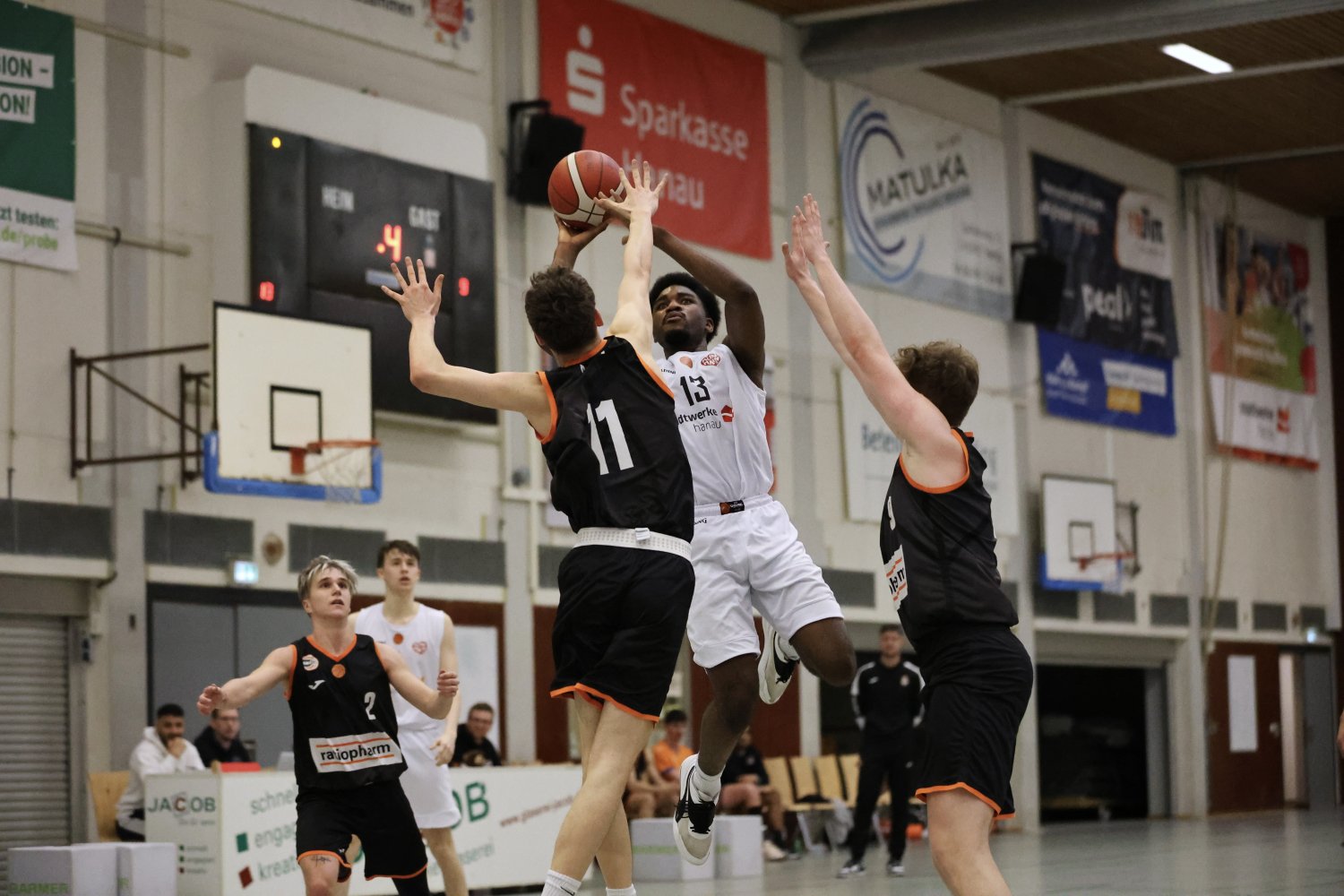 Die Spieler sind gleich doppelt gefordert. Am Samstag trifft das NBBL-Team zunächst auswärts auf Ulm, ehe dann die erste Mannschaft am Sonntag nach Stuttgart reist.