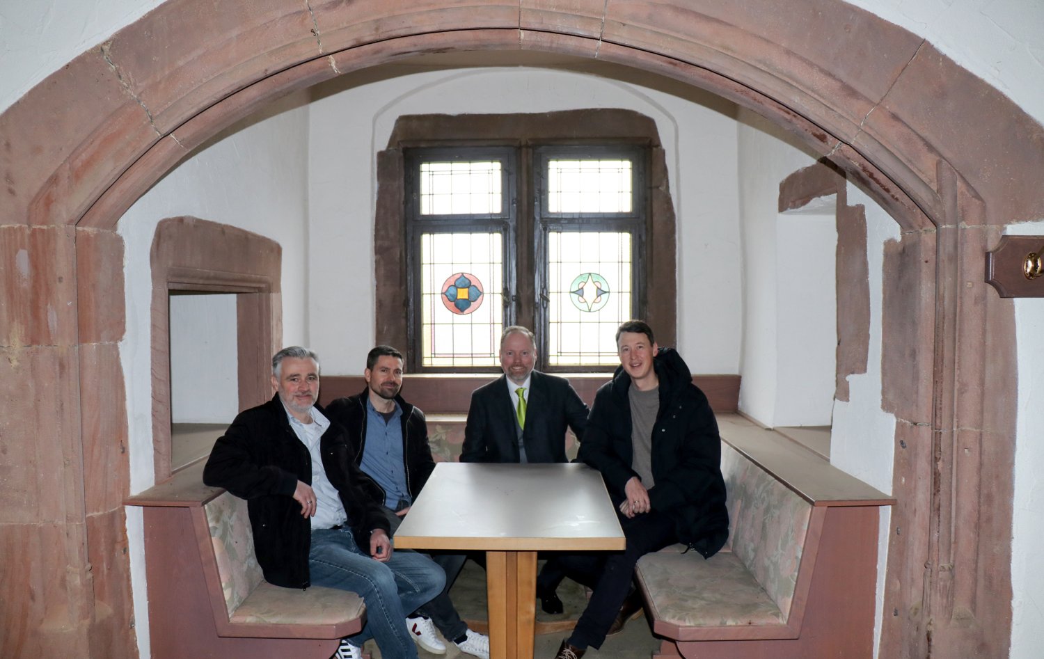 Fürstenhof Flüsterbogen: In der Nische hinterm Flüsterbogen soll einst auch Goethe gesessen haben: Eppo Haas, Bürgermeister Christian Litzinger, Stephan Bohlender und Marcel Kreis (von rechts) freuen sich, dass die Sanierung des Fürstenhofes starten 