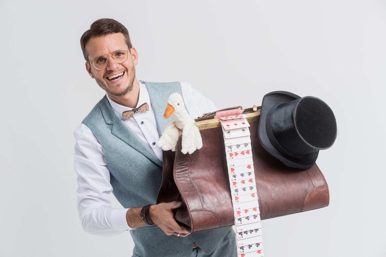 Zauberkünstler Magic Alex ist am 19. April 2024 im Gemeinschaftshaus Waldsiedlung & verspricht ein magisches Erlebnis für die ganze Familie zu werden.
