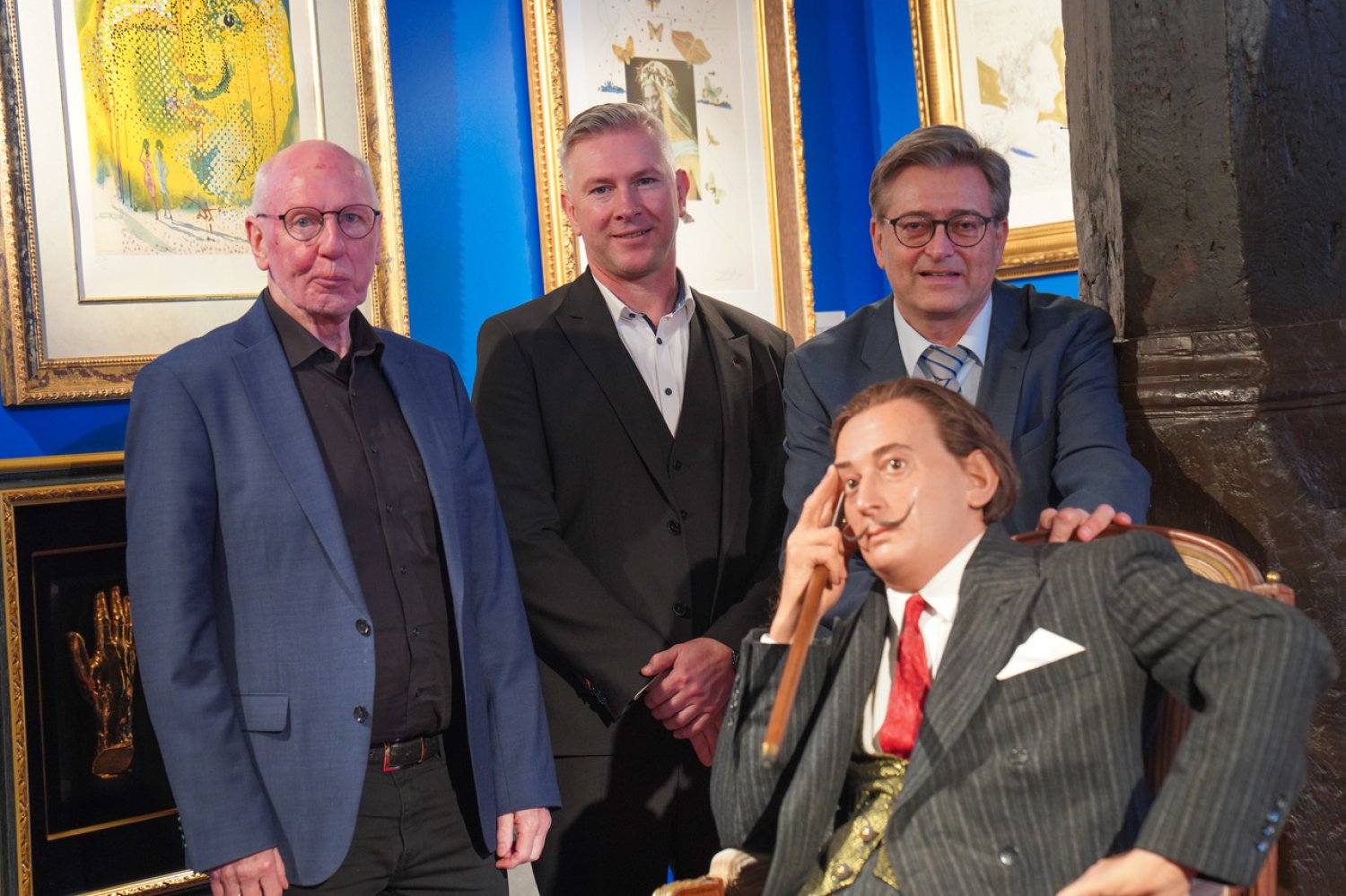 Sie freuen sich auf zahlreiche Besucherinnen und Besucher der Dalí-Ausstellung in Steinau (von links): Erster Stadtrat und Museumsleiter Dietmar Broj, Steinaus Bürgermeister Christian Zimmermann und Dr. Michael Imhof, Kurator der Dalí-Ausstellung.