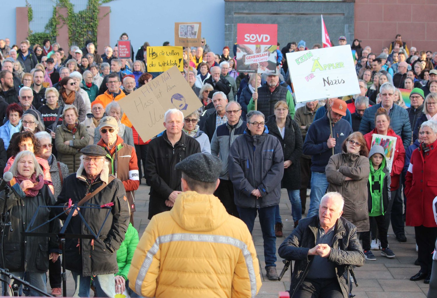 In Freigericht-Somborn fand auf dem Rathausplatz eine Demo unter dem Motto Freigericht steht auf für Demokratie und gegen Rechtsextremismus mit rund 400 Teilnehmern statt. 