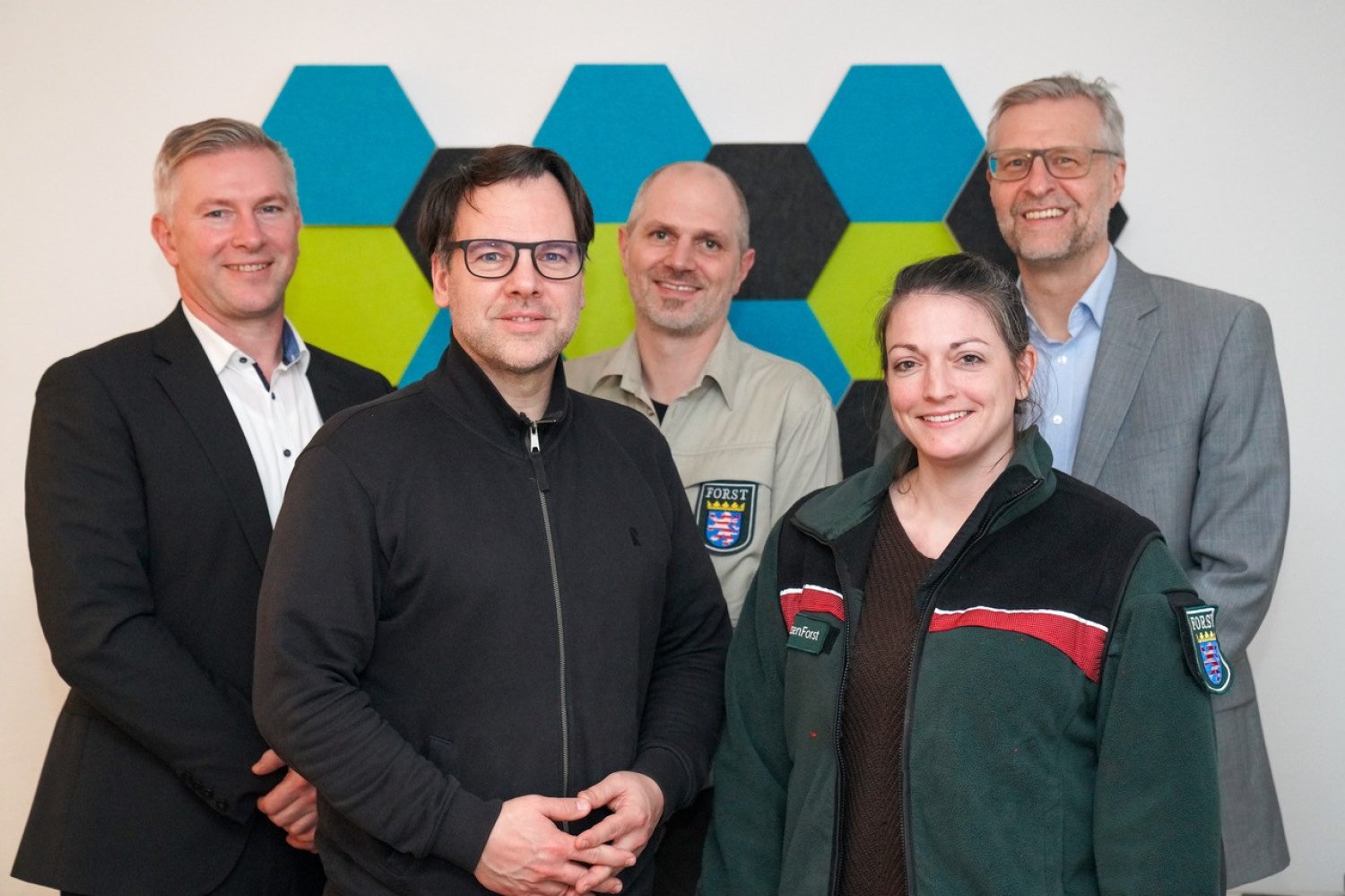 Bürgermeister Christian Zimmermann, GVV-Vorsitzender Christoph Biegl, Sebastian Merkel und Tanja Halfmann von Hessen Forst sowie Mitinitiator Manuel Hoffmann von RubiePharm (v.li.).