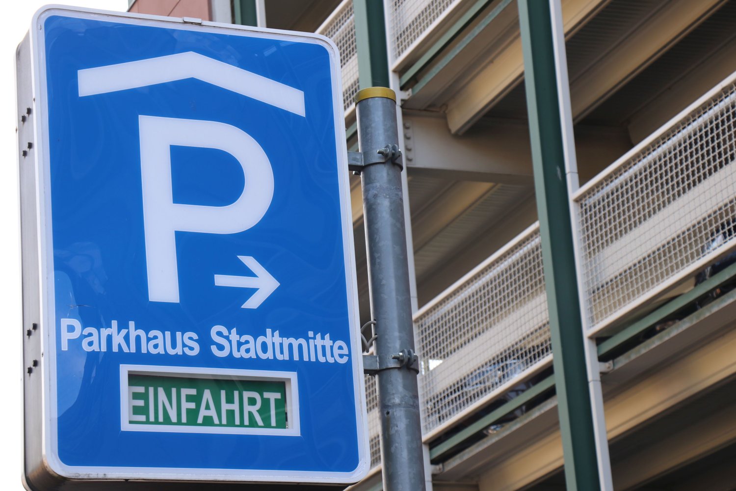 Entlastung für die Anwohnerinnen und Anwohner der Altstadt: Die Stadt Gelnhausen stellt kostenlose Parktickets für das Parkhaus Stadtmitte für die Dauer des Barbarossamarktes zur Verfügung.