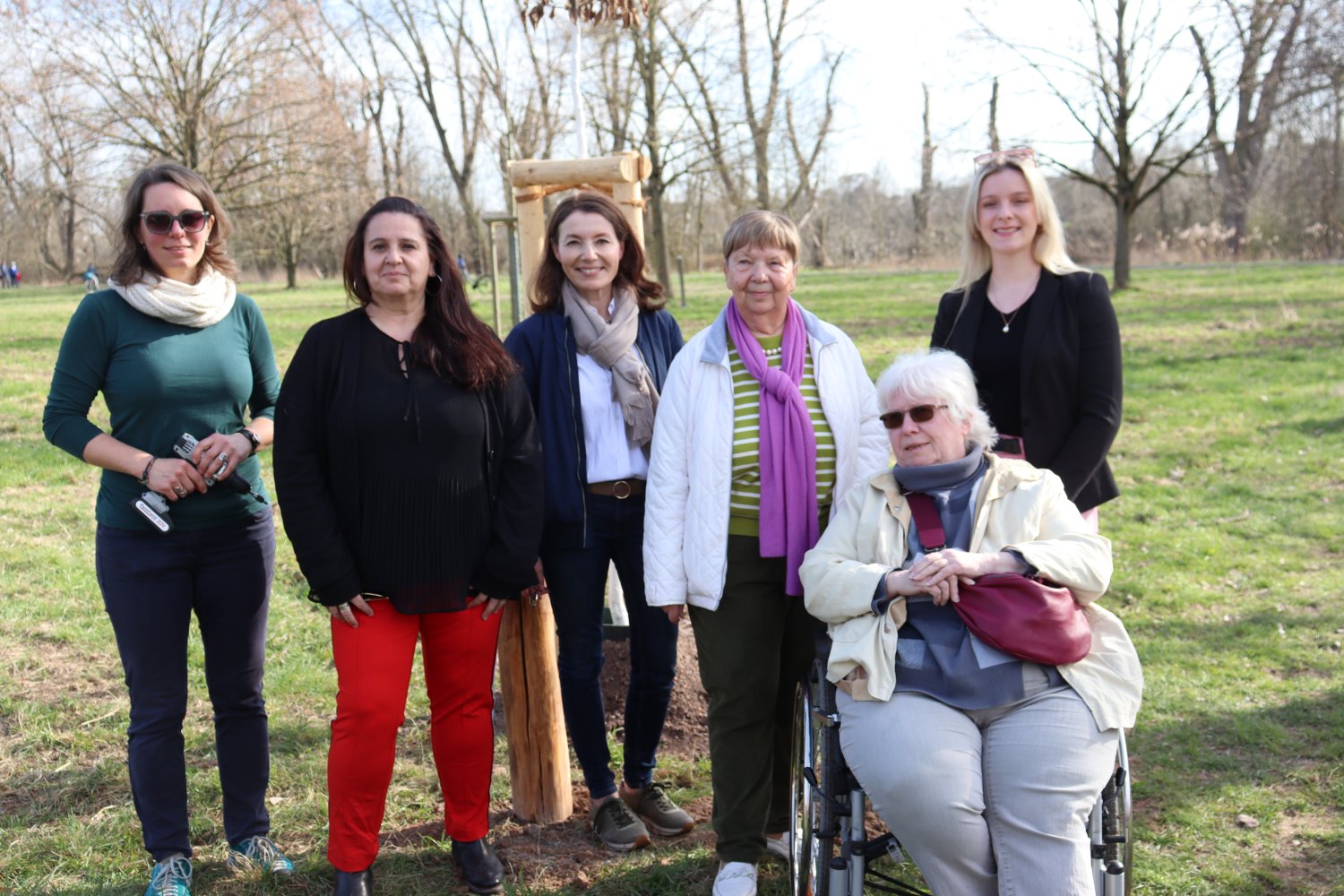 Als Zeichen der Anerkennung wurden Karin Müller (Zweite von rechts) und Monika Bartels (Dritte von rechts) kürzlich mit einem Baum im Maintaler Frauenhain geehrt.