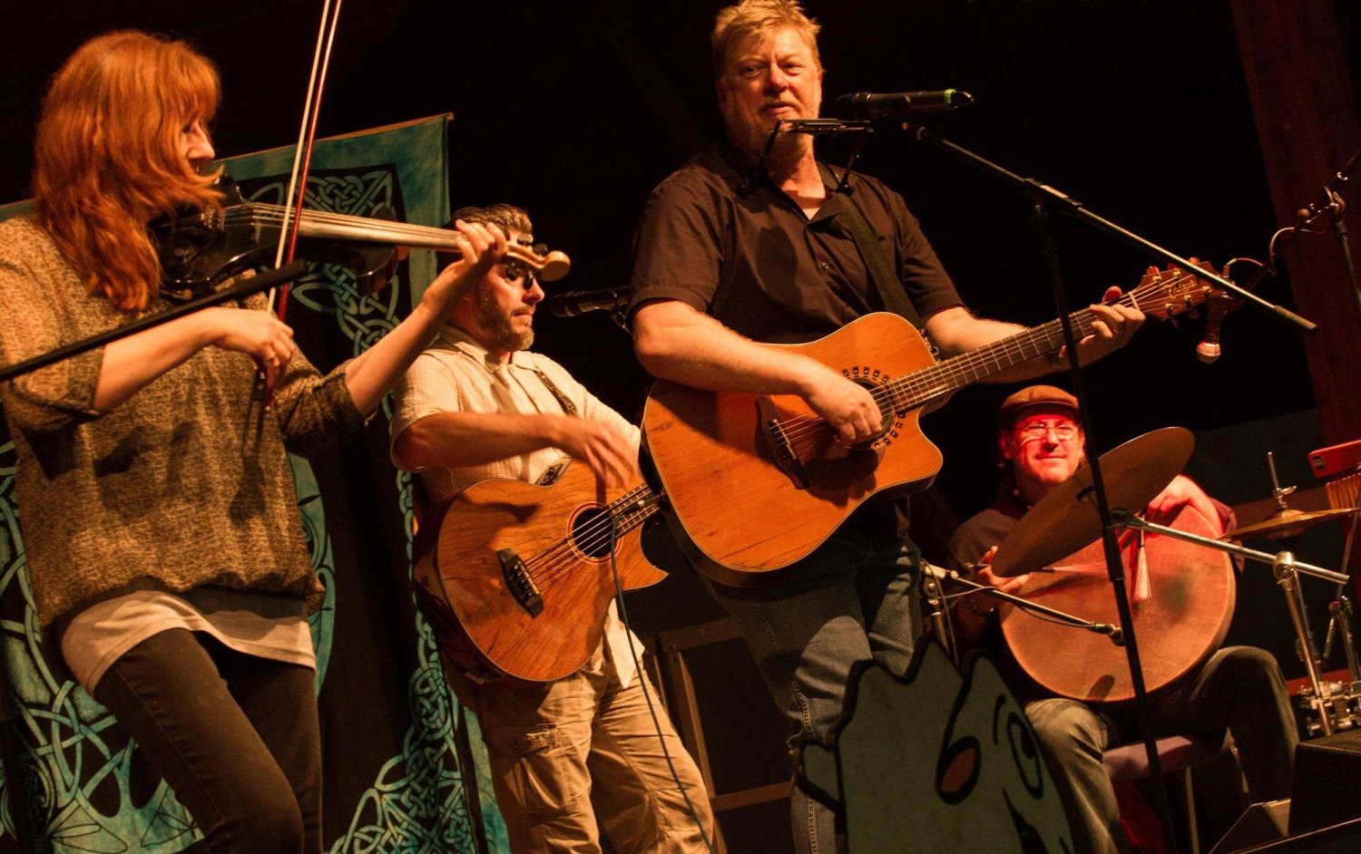 Die Band Paddy goes to Holyhead nimmt das Publikum mit auf eine Reise auf die grüne Insel.