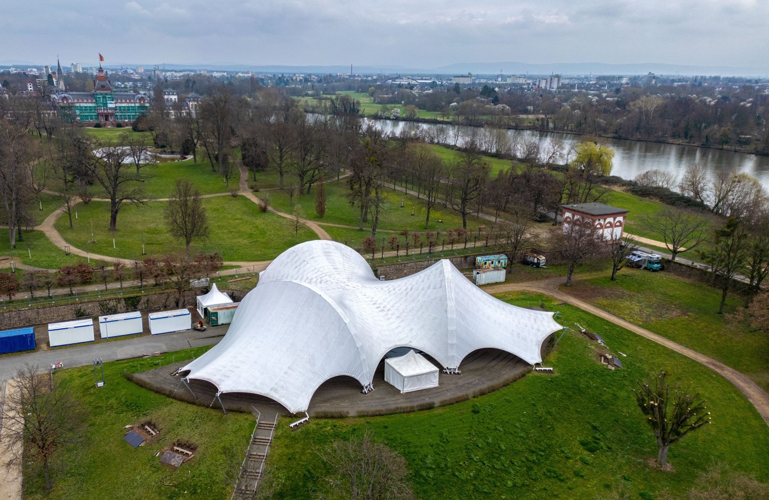Das Amphitheater hat sein Dach zurück.