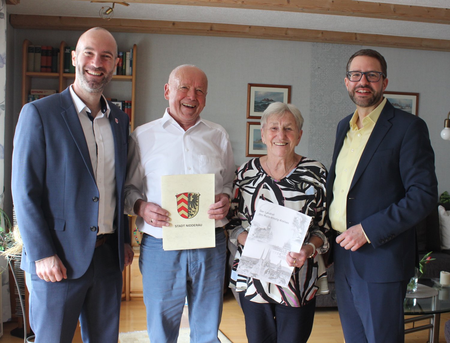Bürgermeister Andreas Bär, Friedrich und Waltraud Nowotny und Landrat Thorsten Stolz. Die Eheleute feierten das Fest der diamantenen Hochzeit (v.li.).
