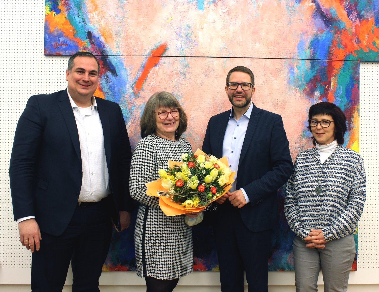 Unser Bild zeigt (von links): Jan Jakobi (Leiter des Amtes für Personal, Planung und Organisation), Ilona Kaiser, Landrat Thorsten Stolz und Yvonne Führer (Personalvertretung).